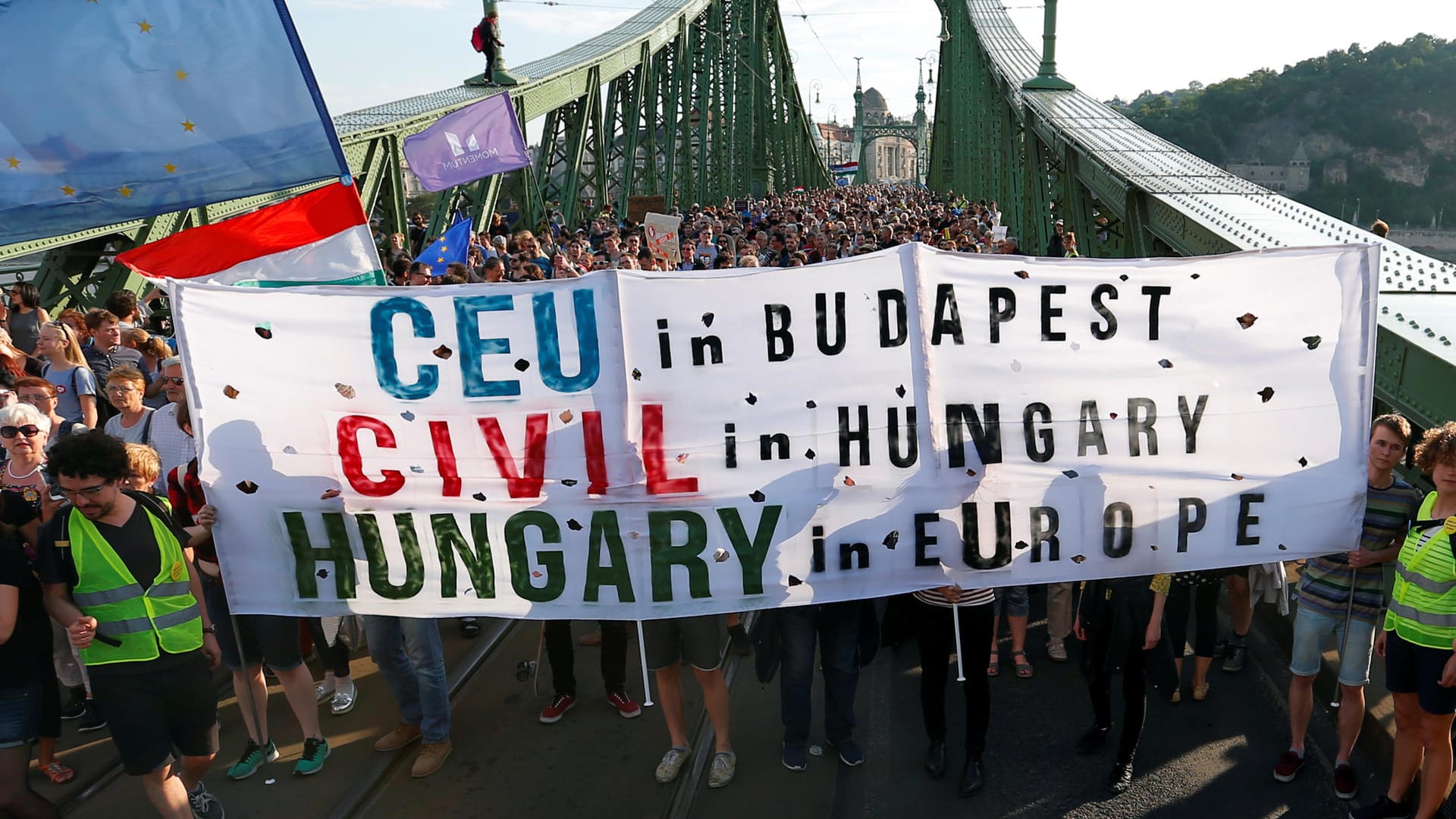 In Ungarns Hauptstadt Budapest haben wiederholt tausende Menschen gegen die Politik von Ministerpräsident Orban demonstriert. In Ungarns Hauptstadt Budapest haben wiederholt tausende Menschen gegen die Politik von Ministerpräsident Orban demonstriert.