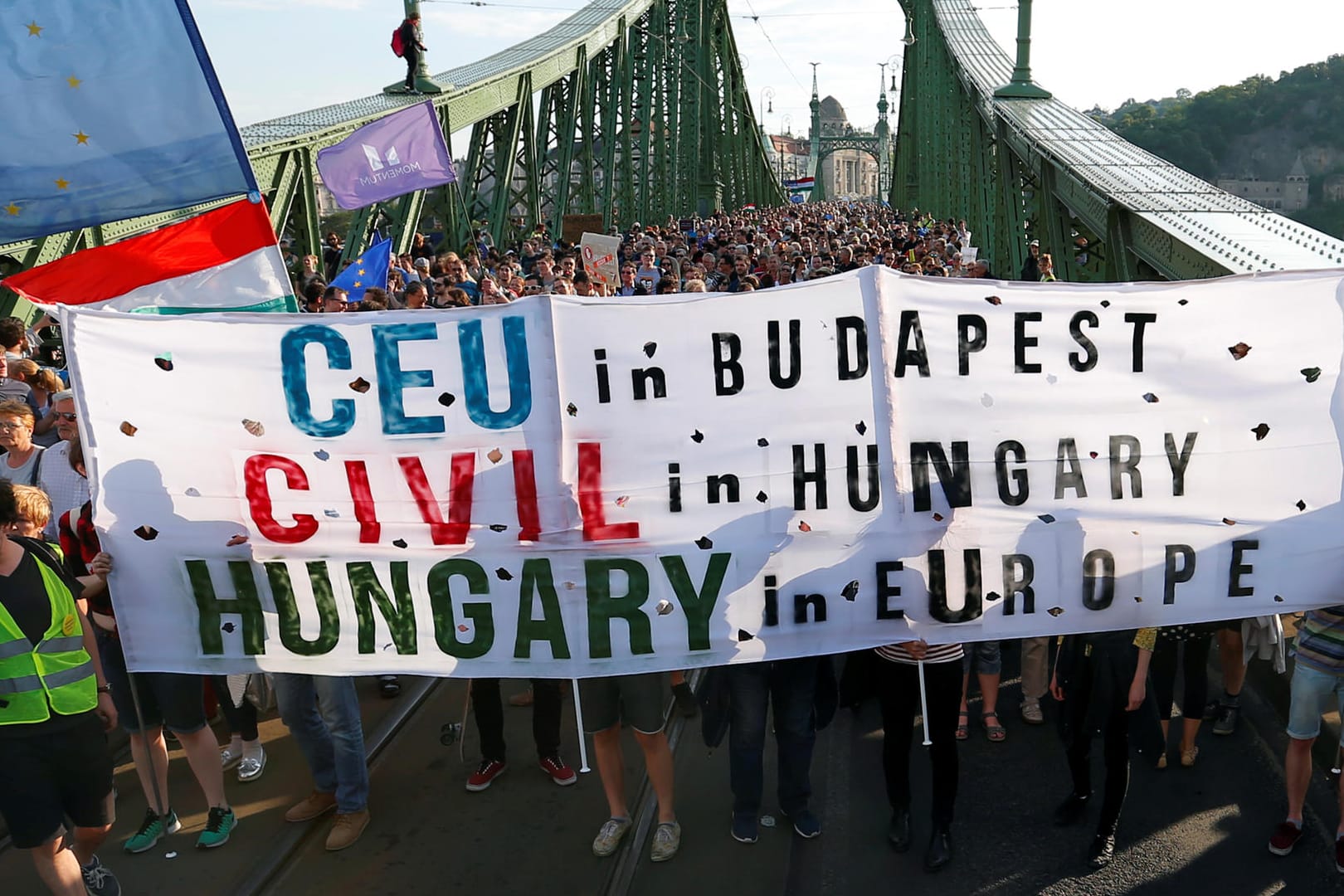 In Ungarns Hauptstadt Budapest haben wiederholt tausende Menschen gegen die Politik von Ministerpräsident Orban demonstriert.