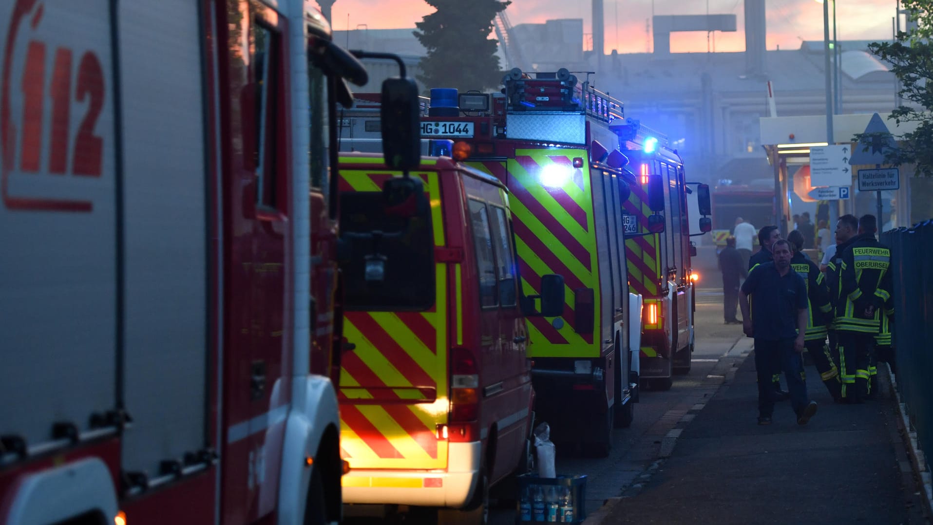 Der Brand war nach Feuerwehrangaben in der alten Härterei des Betriebes nach Dacharbeiten ausgebrochen.