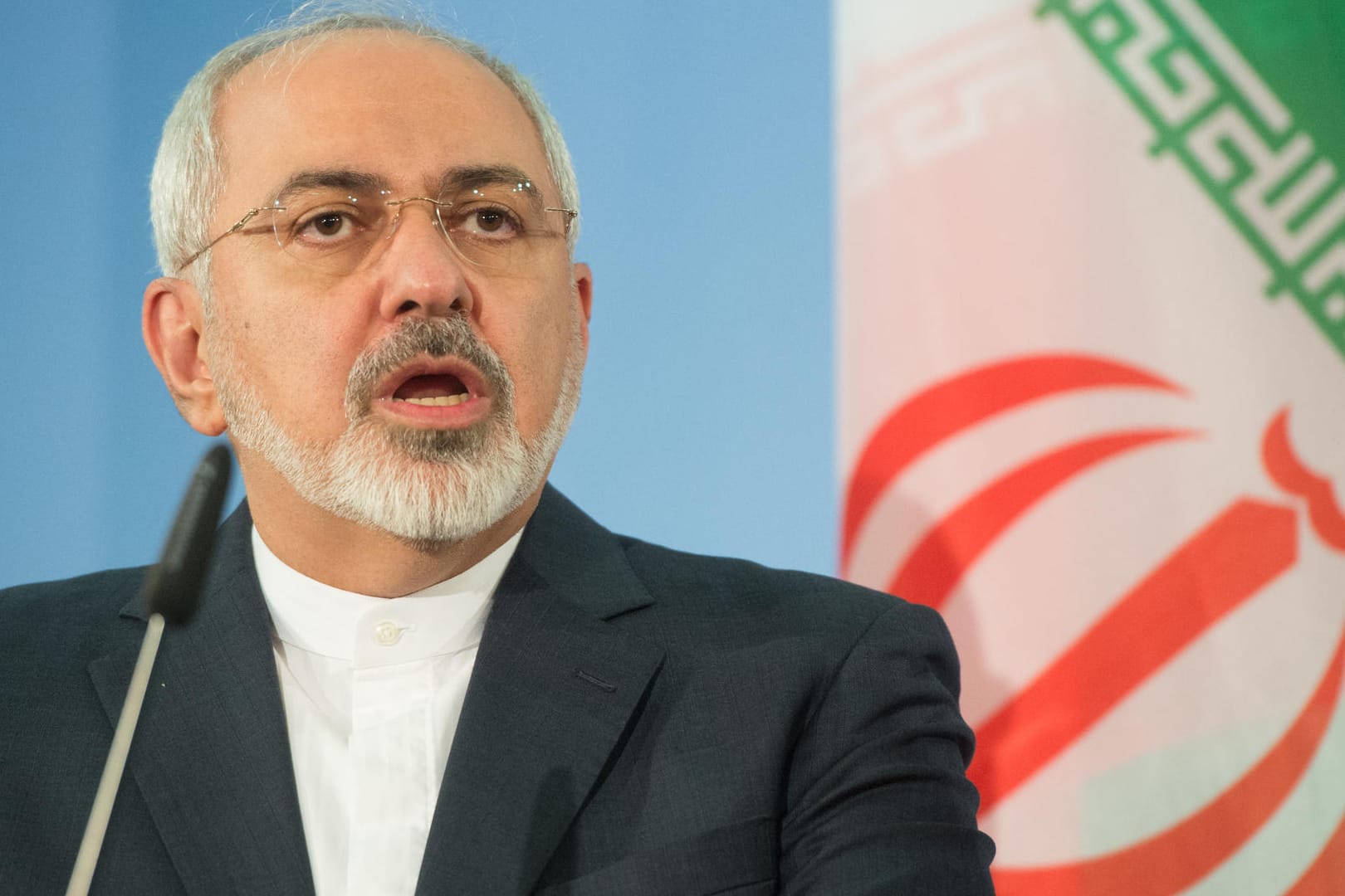 Der iranische Außenminister Mohammed Dschawad Sarif äußert sich kritisch zum milliardenschweren Abkommen zwischen den USA und Saudi-Arabien. (Archiv)