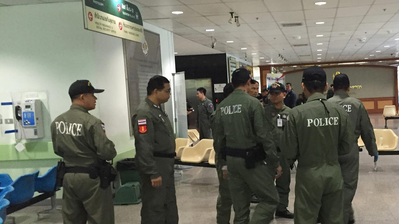 Die thailändische Polizei untersucht den mutmaßlichen Bombenanschlag in einer Bangkoker Klinik, bei dem 24 Personen verletzt wurden.