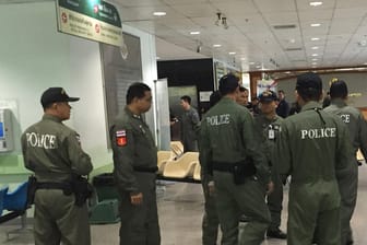 Die thailändische Polizei untersucht den mutmaßlichen Bombenanschlag in einer Bangkoker Klinik, bei dem 24 Personen verletzt wurden.