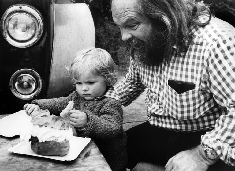 Paddy Kelly im Alter von 20 Monaten mit seinem Vater.
