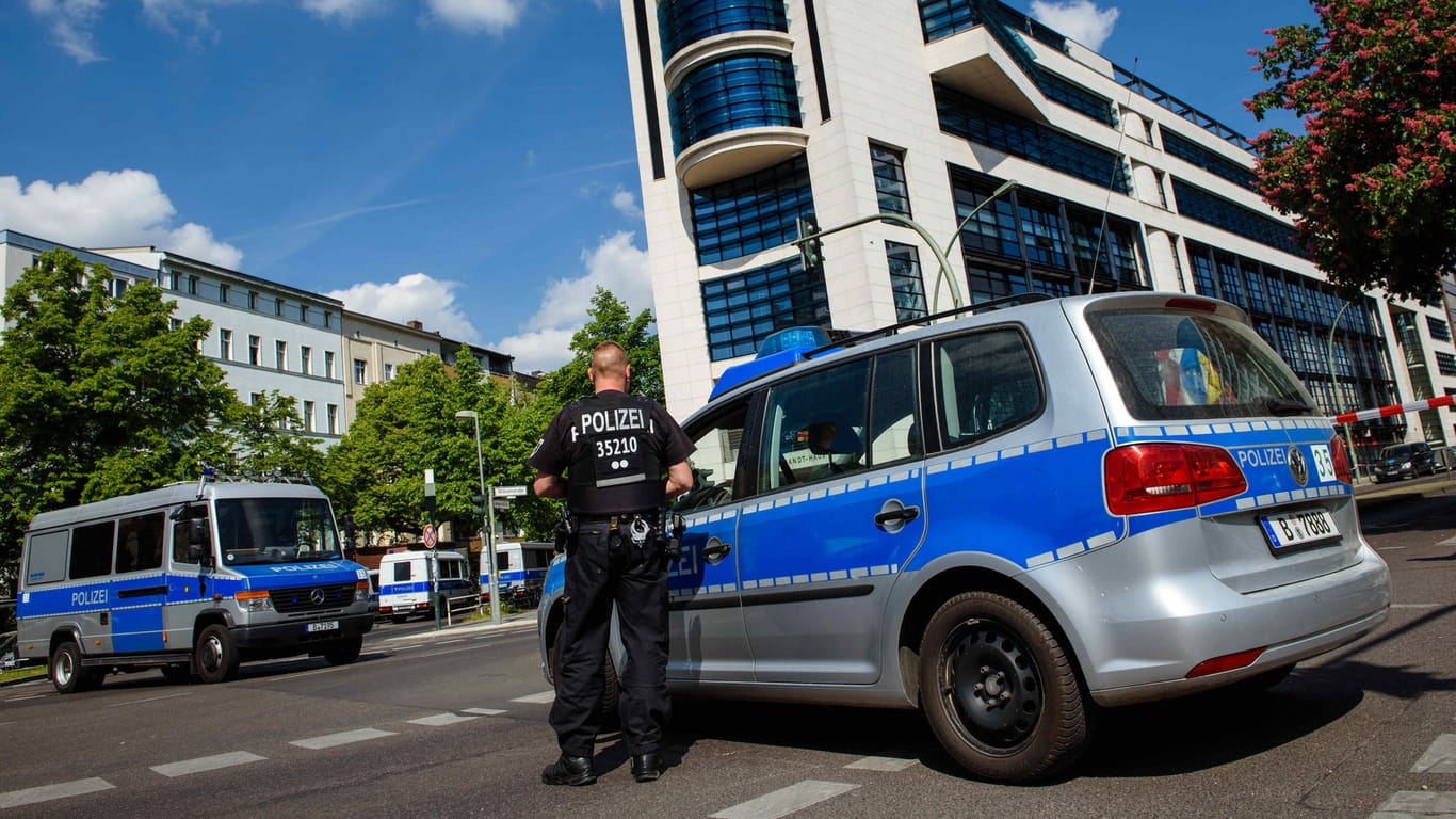 Die Parteizentrale der SPD in Berlin ist nach dem Fund eines verdächtigen Gegenstandes geräumt worden.