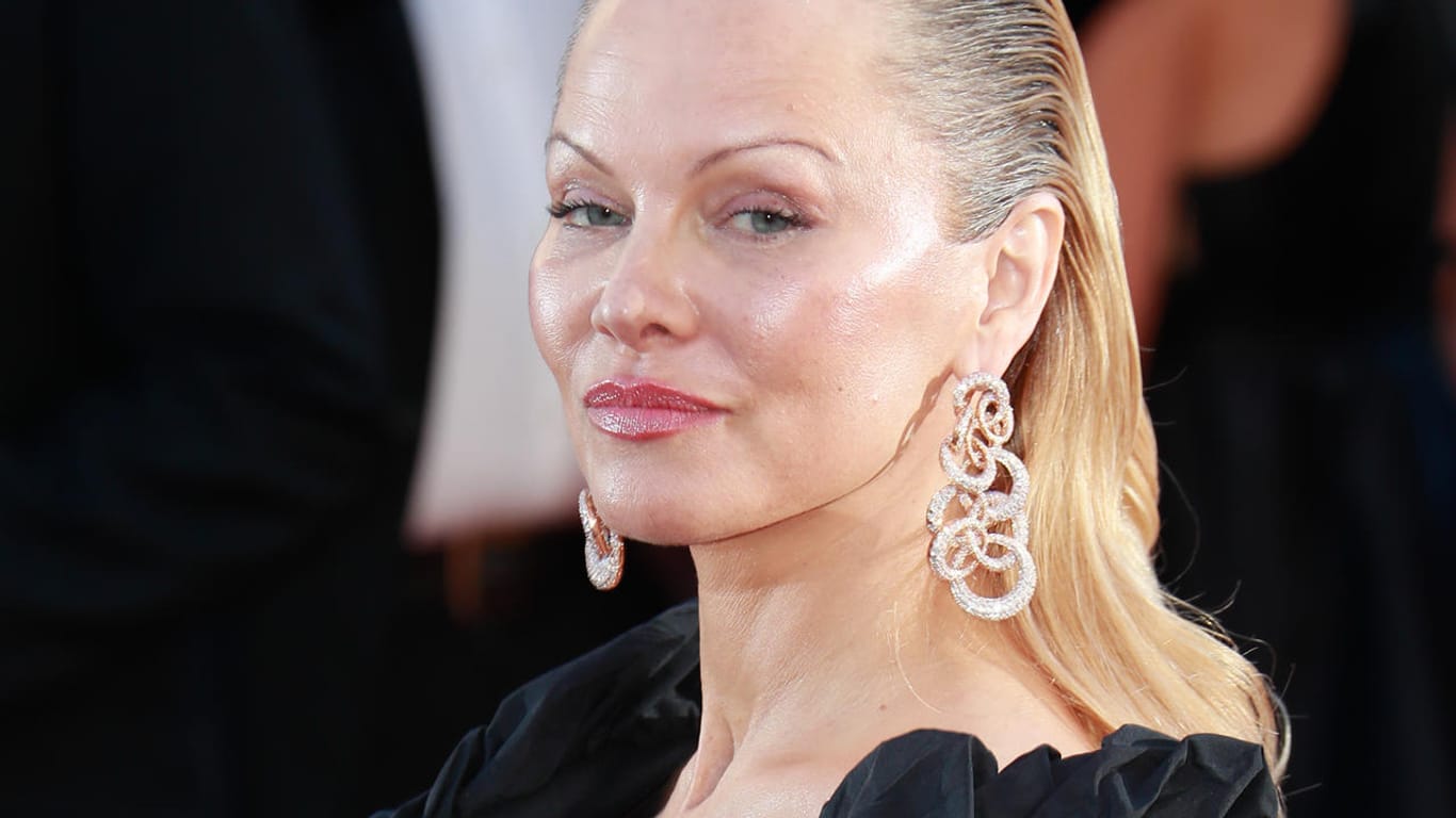 Aufgedunsen und mit streng zurückgekämmtem Haar: Pamela Anderson in Cannes.