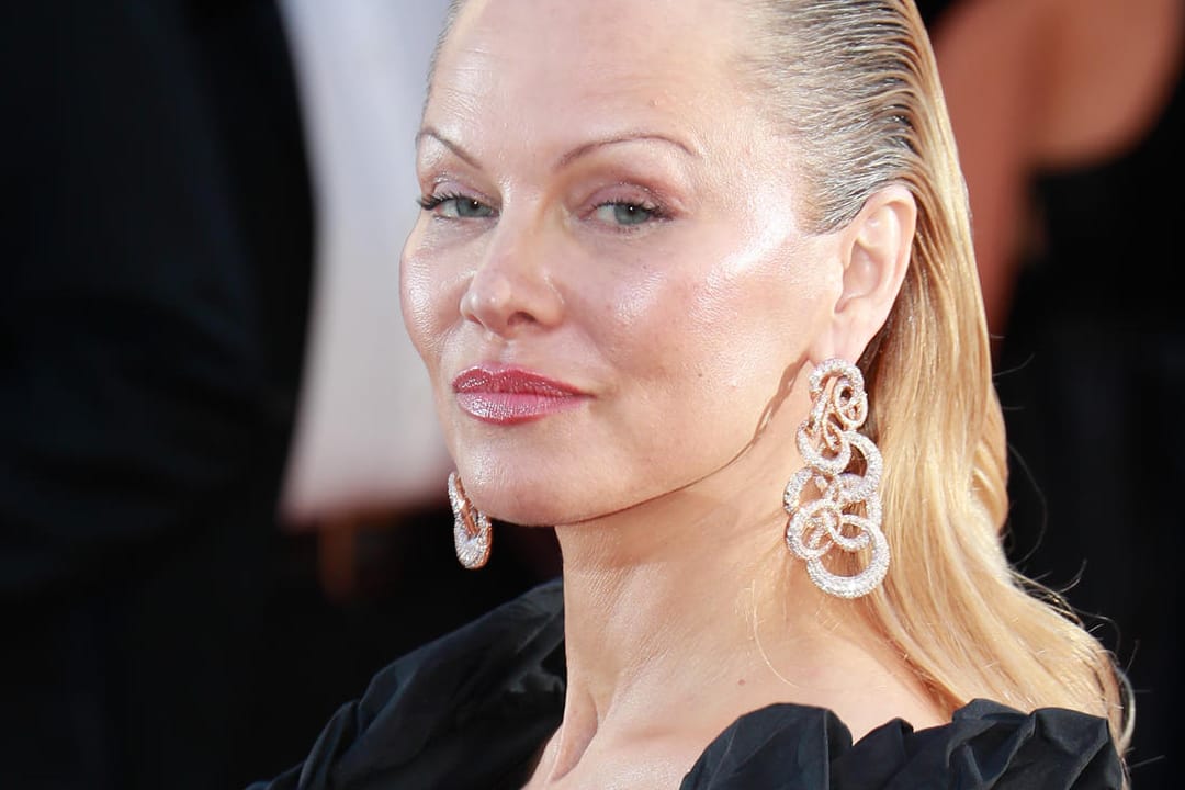 Aufgedunsen und mit streng zurückgekämmtem Haar: Pamela Anderson in Cannes.