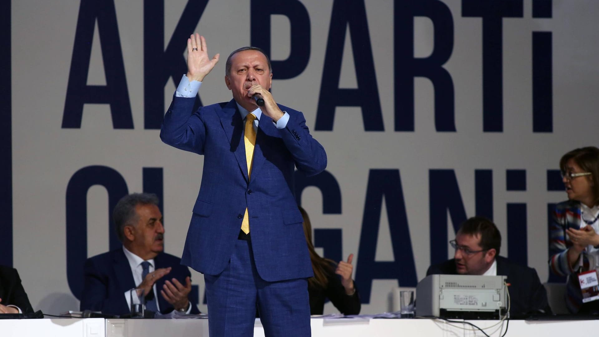 In der Türkei wurde dein möglicher Anschlag auf den AKP–Kongress verhindert. In der Türkei wurde dein möglicher Anschlag auf den AKP–Kongress verhindert.