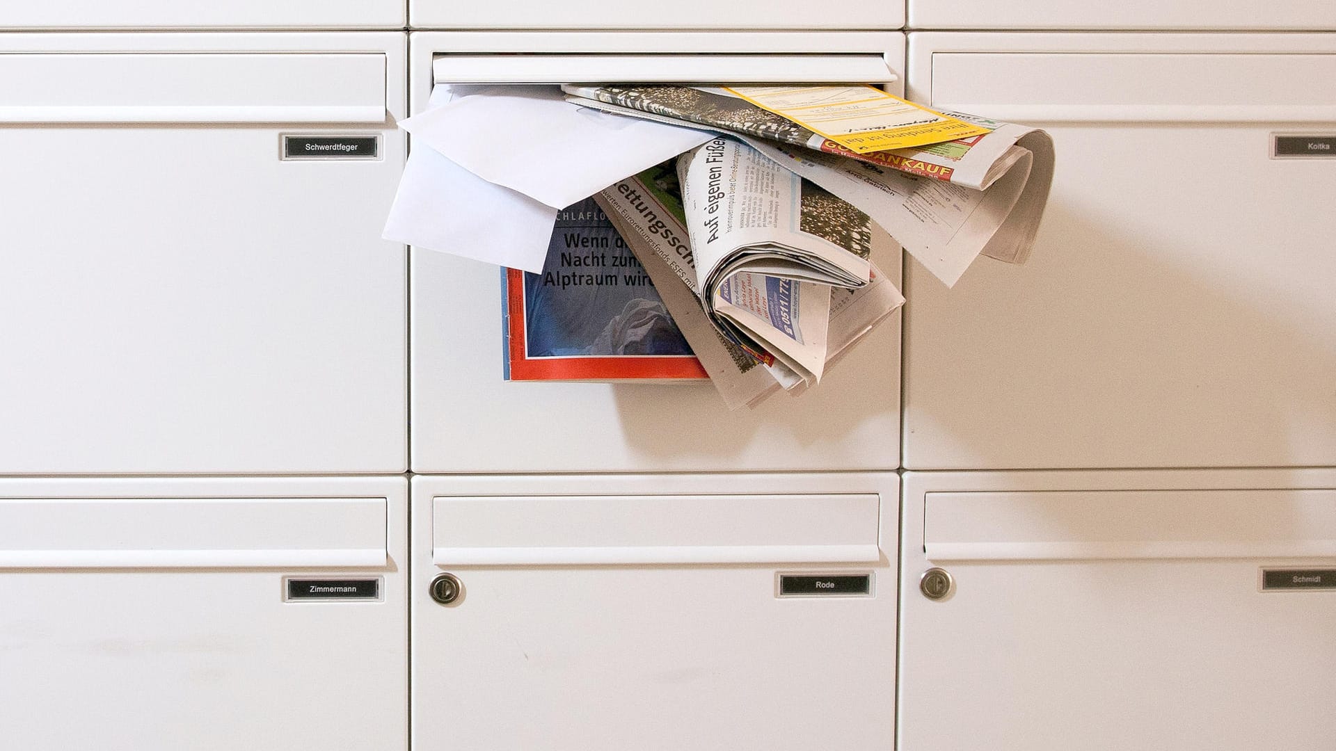 «Lieber Einbrecher, wir sind im Urlaub»: Ein über Tage voller Briefkasten zeigt Kriminellen an, hier steht eine Wohnung leer.