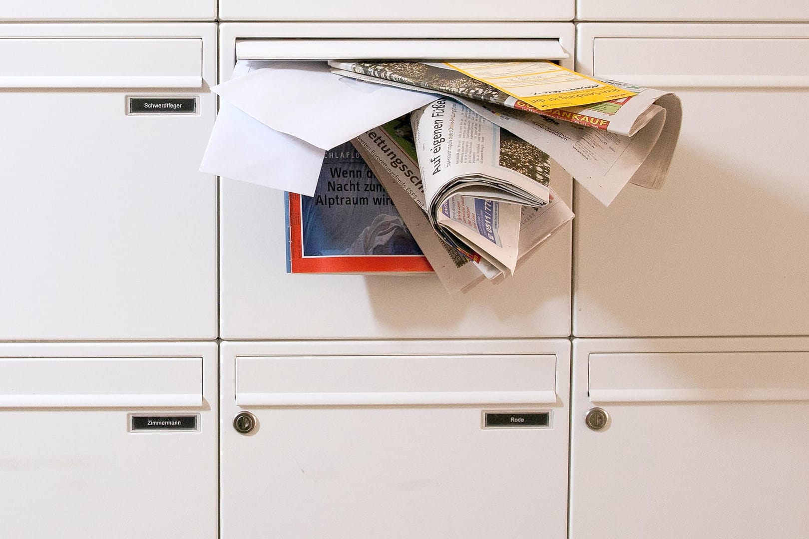 «Lieber Einbrecher, wir sind im Urlaub»: Ein über Tage voller Briefkasten zeigt Kriminellen an, hier steht eine Wohnung leer.