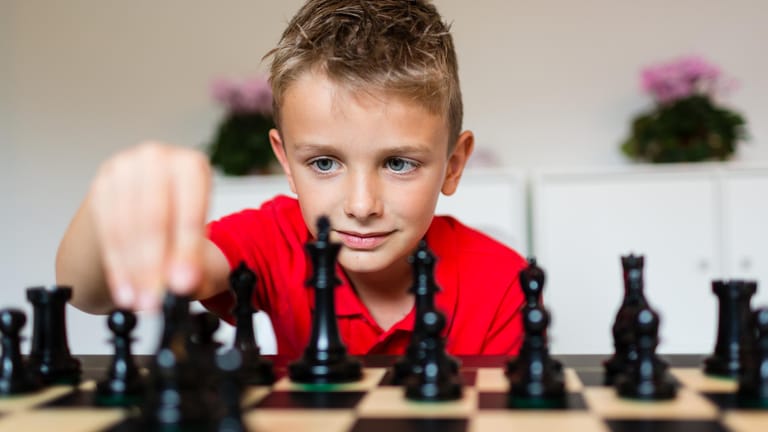 Ein Junge spielt Schach.