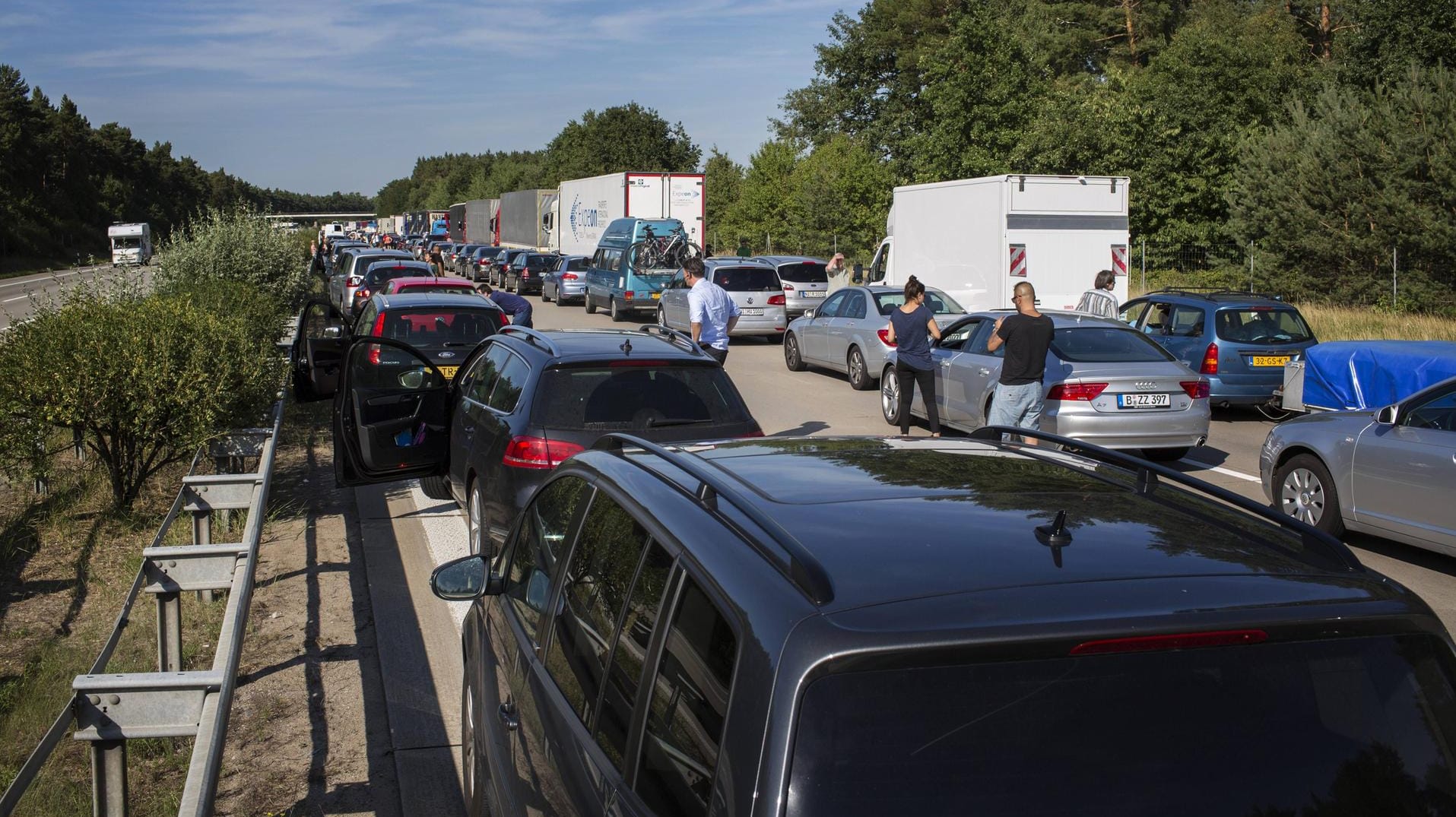 Stau nach einer Vollsperrung auf der A2 bei Wollin