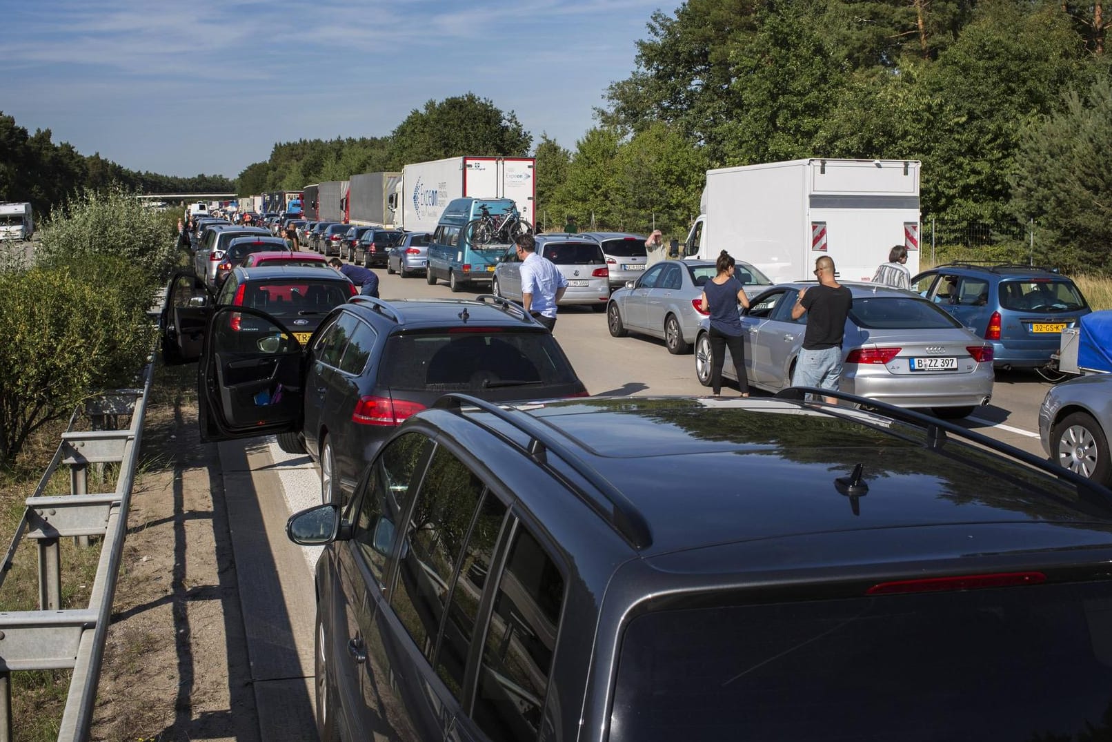 Stau nach einer Vollsperrung auf der A2 bei Wollin