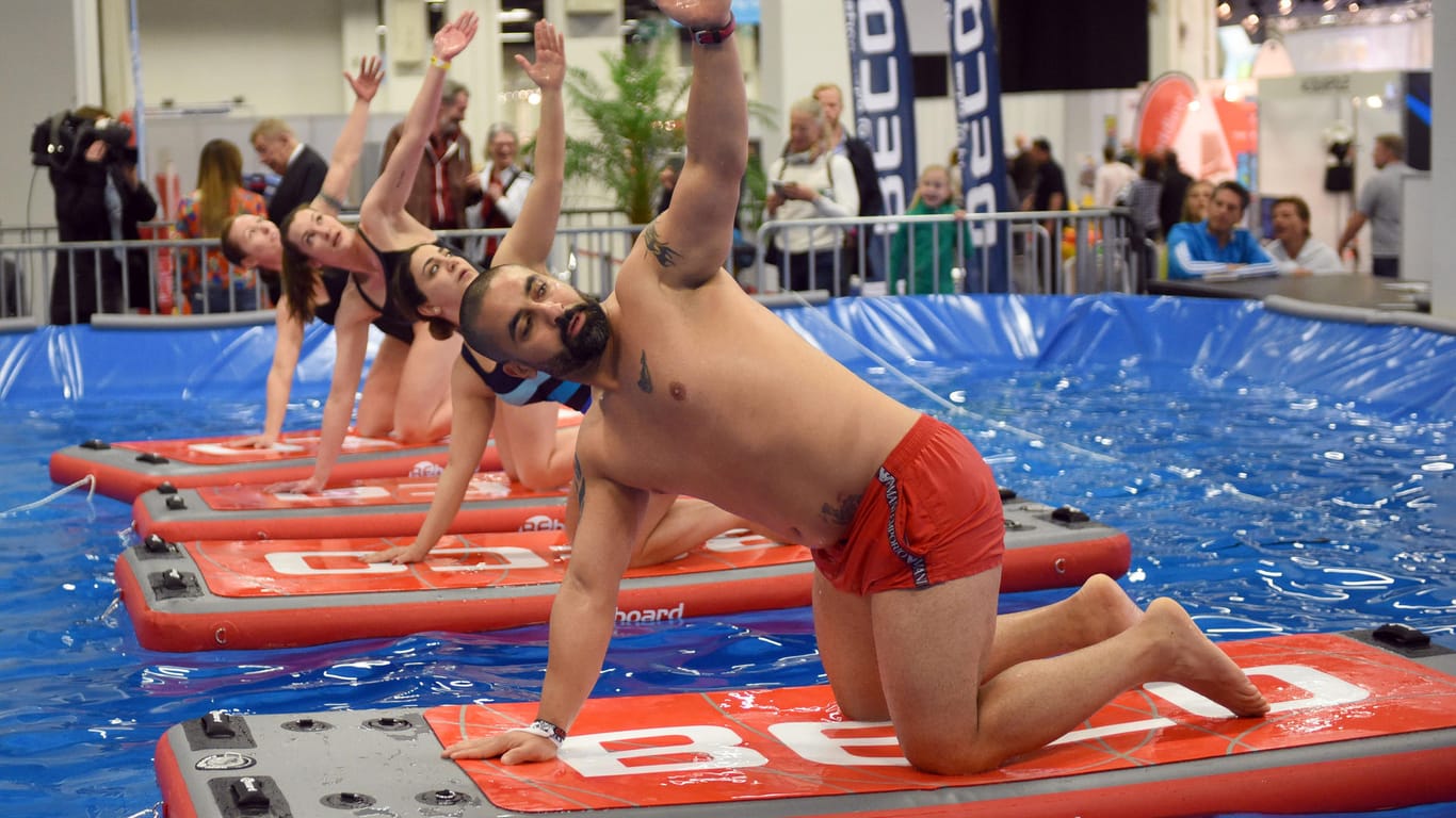 Wassersport auf einer schwimmenden Gymnastikmatte.