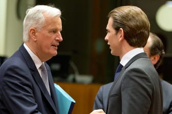 Michel Barnier (links) hat nun offiziell das Mandat für die Verhandlungsgespräche mit Großbritannien.