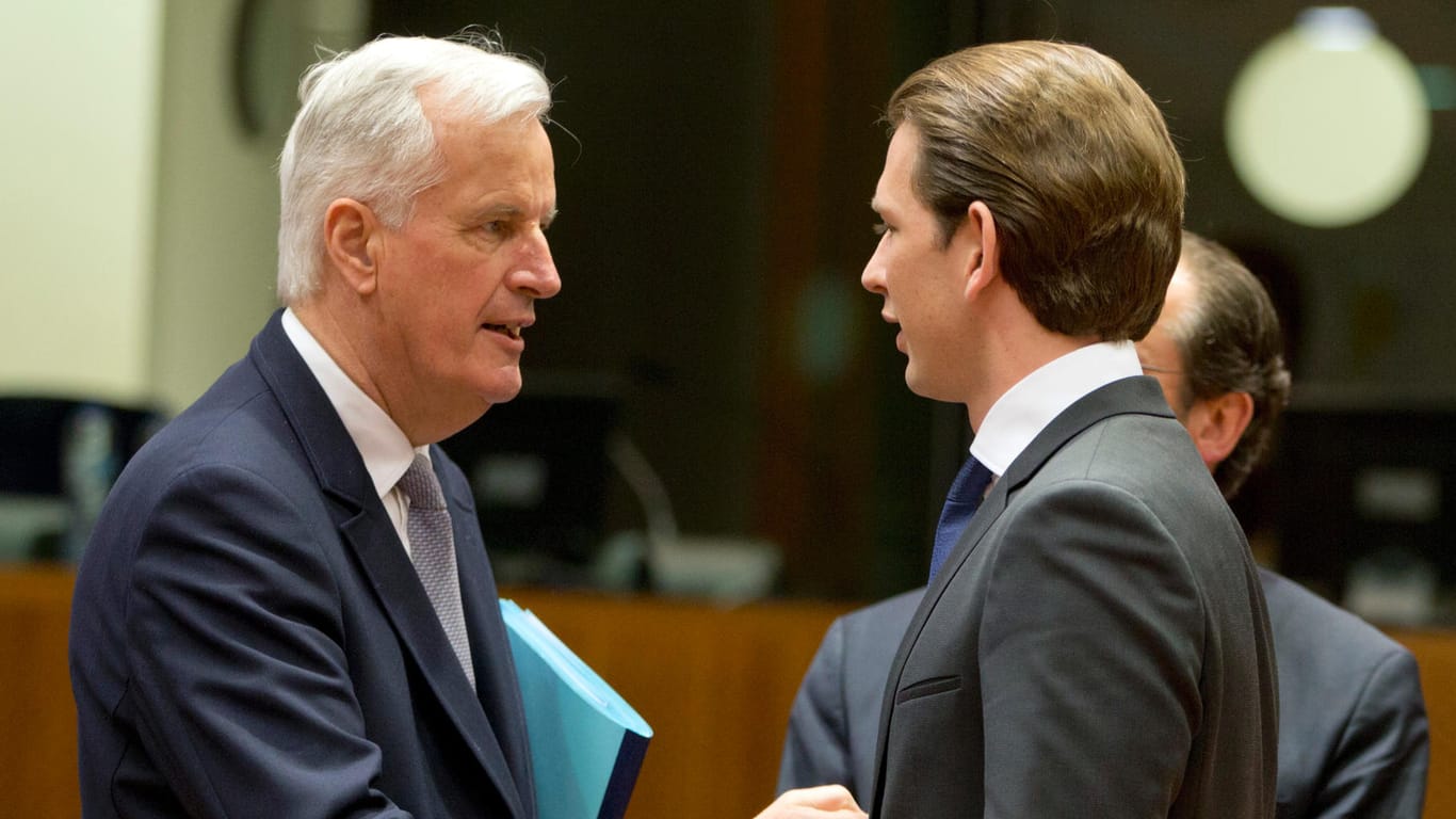 Michel Barnier (links) hat nun offiziell das Mandat für die Verhandlungsgespräche mit Großbritannien.
