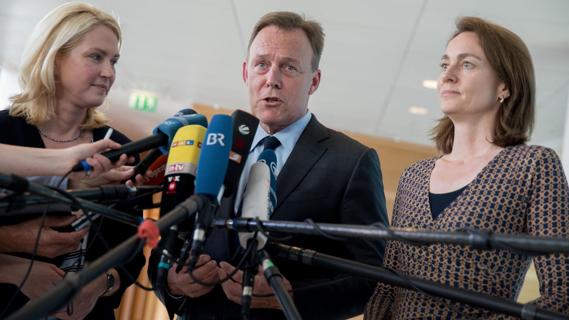 SPD präsentiert Wahlprogramm mit Lücken SPD präsentiert Wahlprogramm mit Lücken