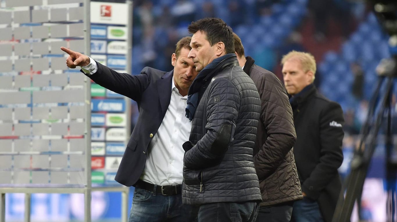 Trainer Markus Weinzierl und Manager Christian Heidel diskutieren nach dem 1:1 gegen RB Leipzig am 30. Spieltag.