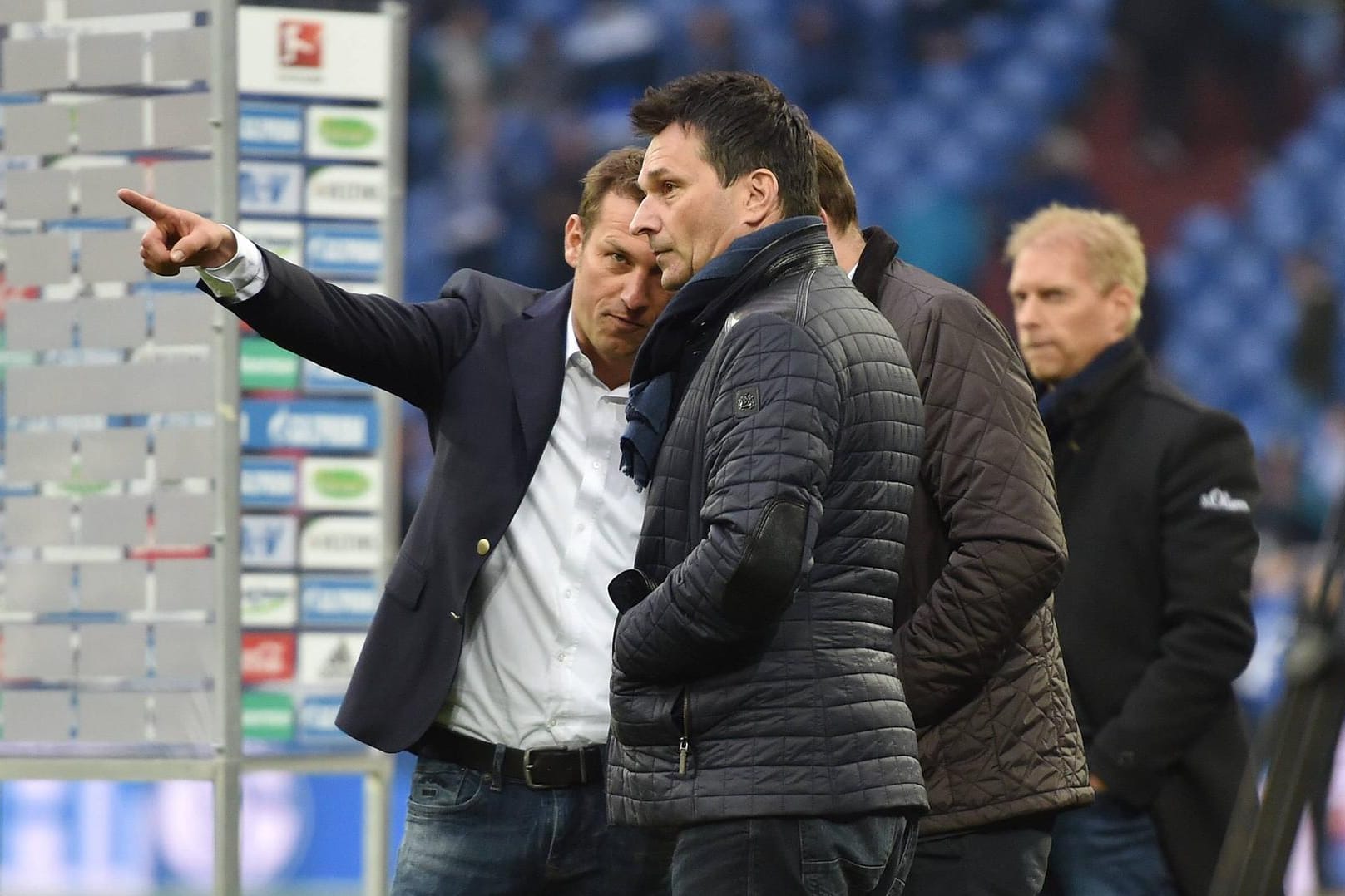 Trainer Markus Weinzierl und Manager Christian Heidel diskutieren nach dem 1:1 gegen RB Leipzig am 30. Spieltag.