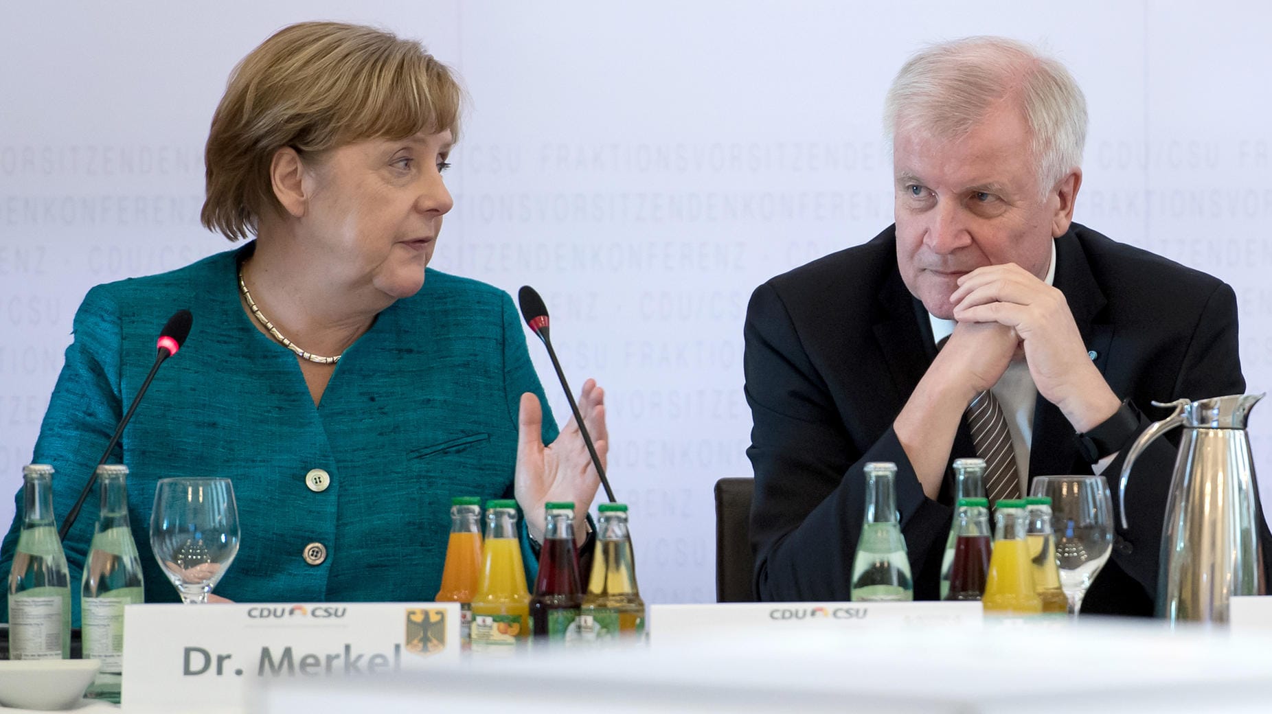 Bundeskanzlerin Angela Merkel und der bayerische Ministerpräsident Horst Seehofer sitzen während der Fraktionsvorsitzendenkonferenz von CDU und CSU beisammen.