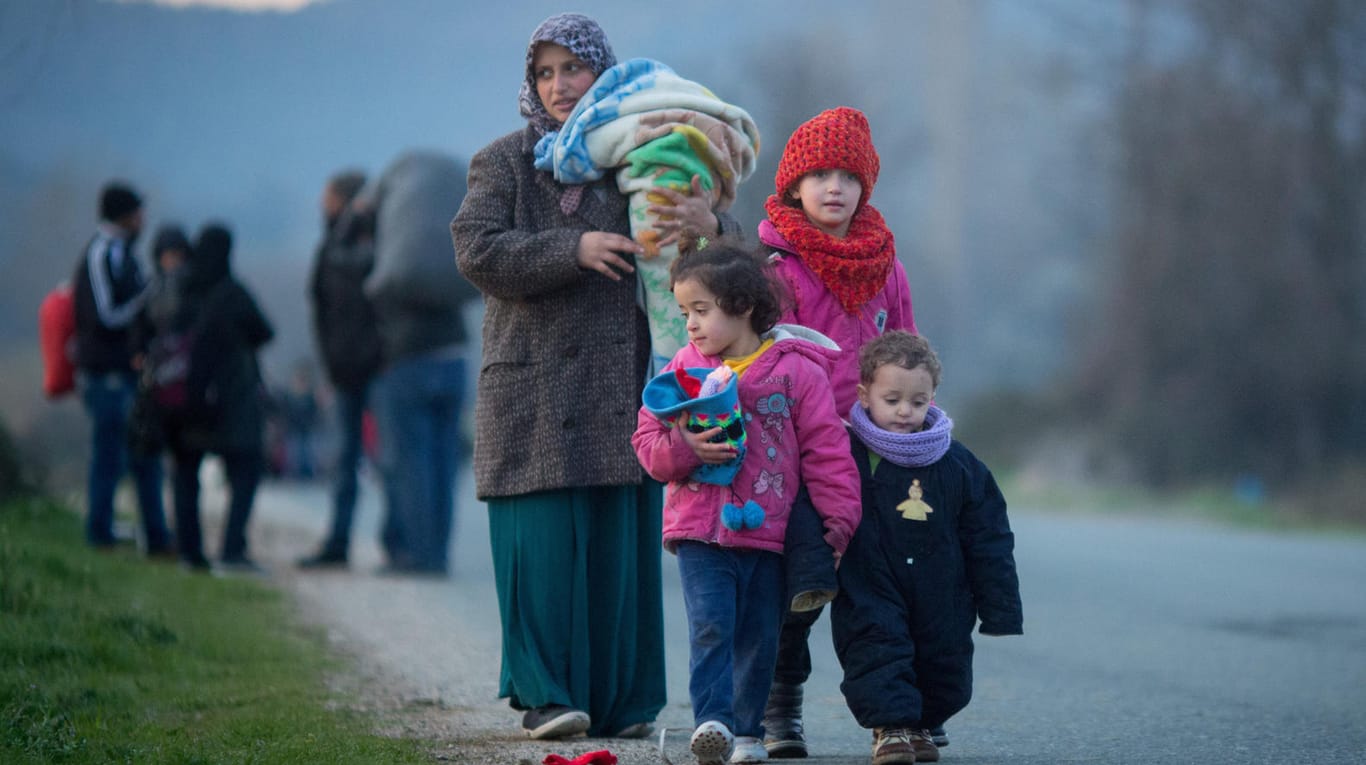 Flüchtlinge laufen am frühen Morgen zum Flüchtlingslager in Idomeni an der Grenze zwischen Griechenland und Mazedonien.