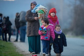 Flüchtlinge laufen am frühen Morgen zum Flüchtlingslager in Idomeni an der Grenze zwischen Griechenland und Mazedonien.