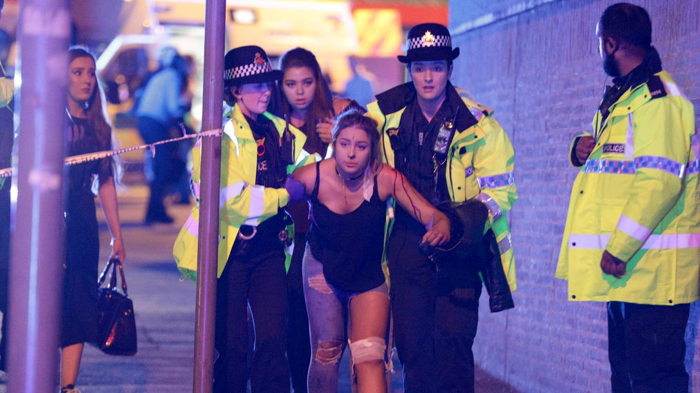 Polizisten helfen in Manchester einer Verletzten.