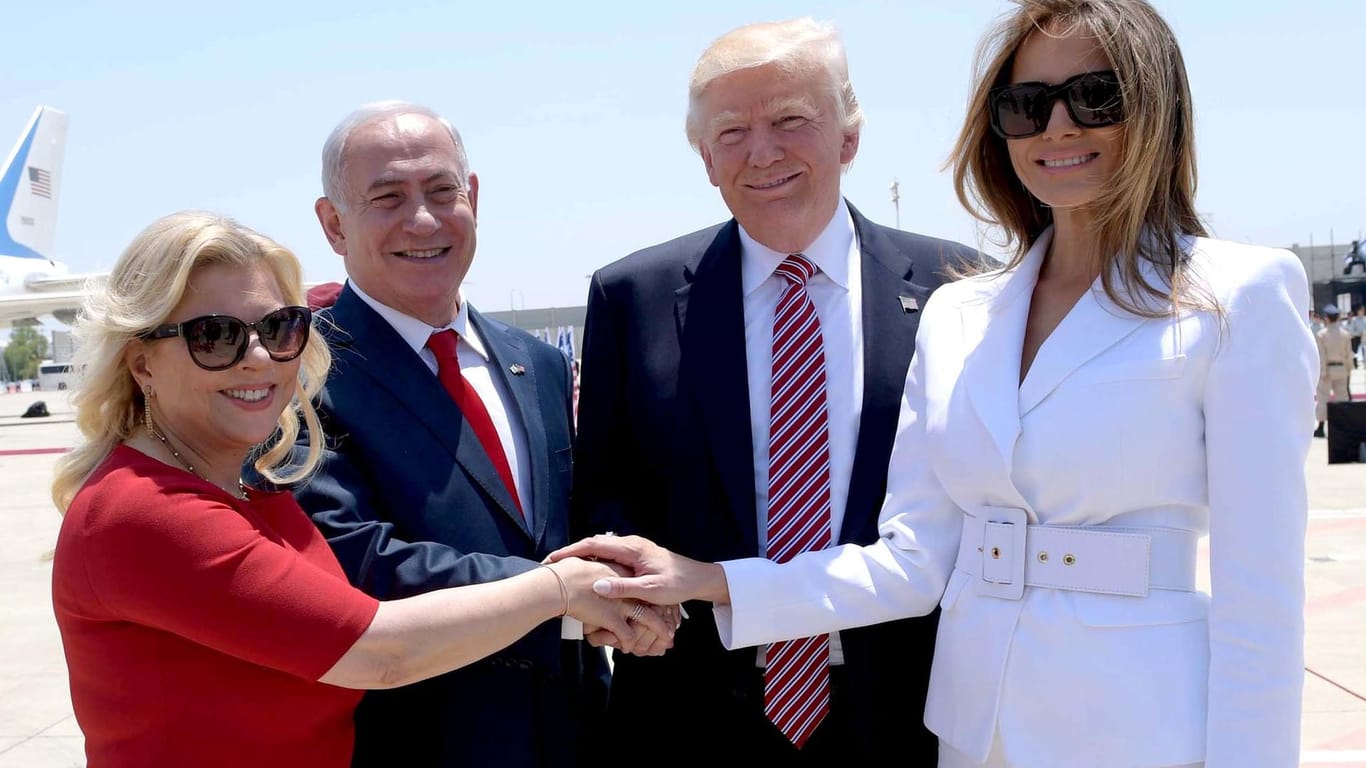 So nah wie für dieses Pressefoto kamen sich die Hände von US-Präsident Trump und seiner First-Lady Melania nicht.