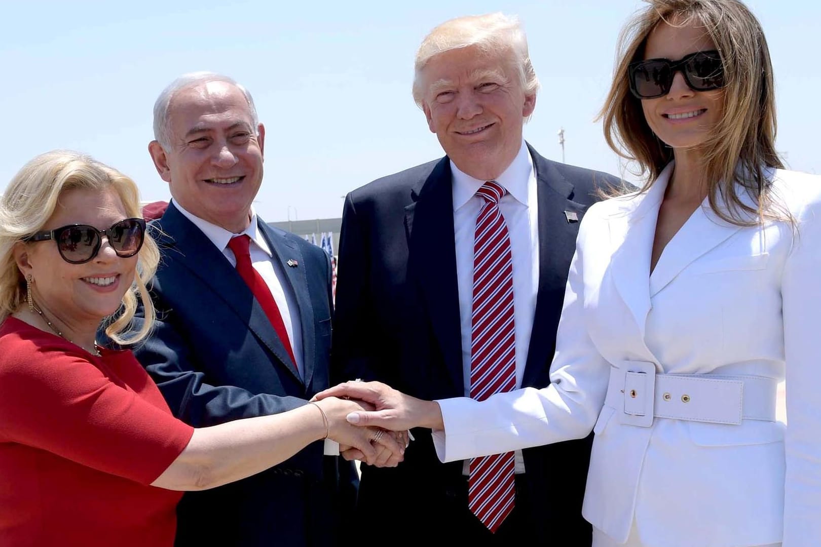 So nah wie für dieses Pressefoto kamen sich die Hände von US-Präsident Trump und seiner First-Lady Melania nicht.