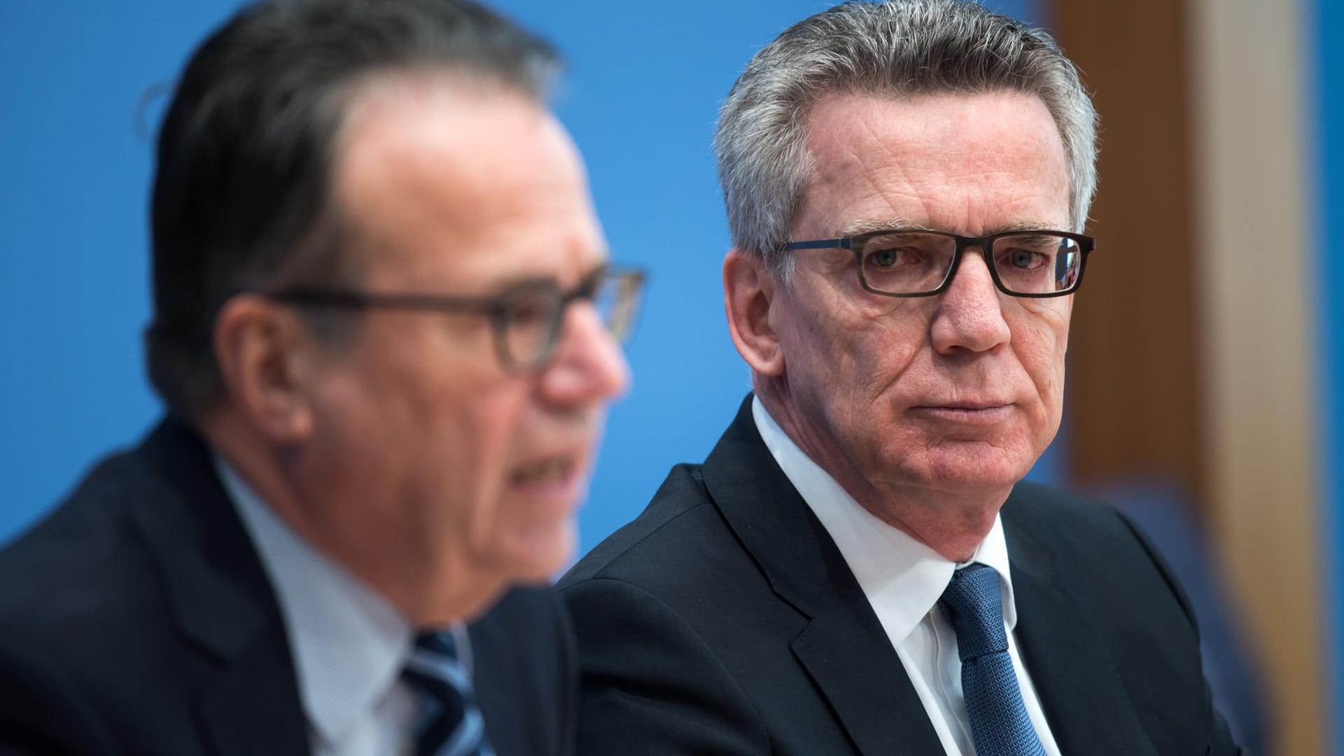 Bundesinnenminister Thomas de Maiziere (CDU, r) und Frank-Jürgen Weise, ehemaliger Leiter des Bundesamtes für Migration und Flüchtlinge (BAMF), wussten anscheinend, dass es qualitative Mängel beim BAMF gab. Bundesinnenminister Thomas de Maiziere (CDU, r) und Frank-Jürgen Weise, ehemaliger Leiter des Bundesamtes für Migration und Flüchtlinge (BAMF), wussten anscheinend, dass es qualitative Mängel beim BAMF gab.