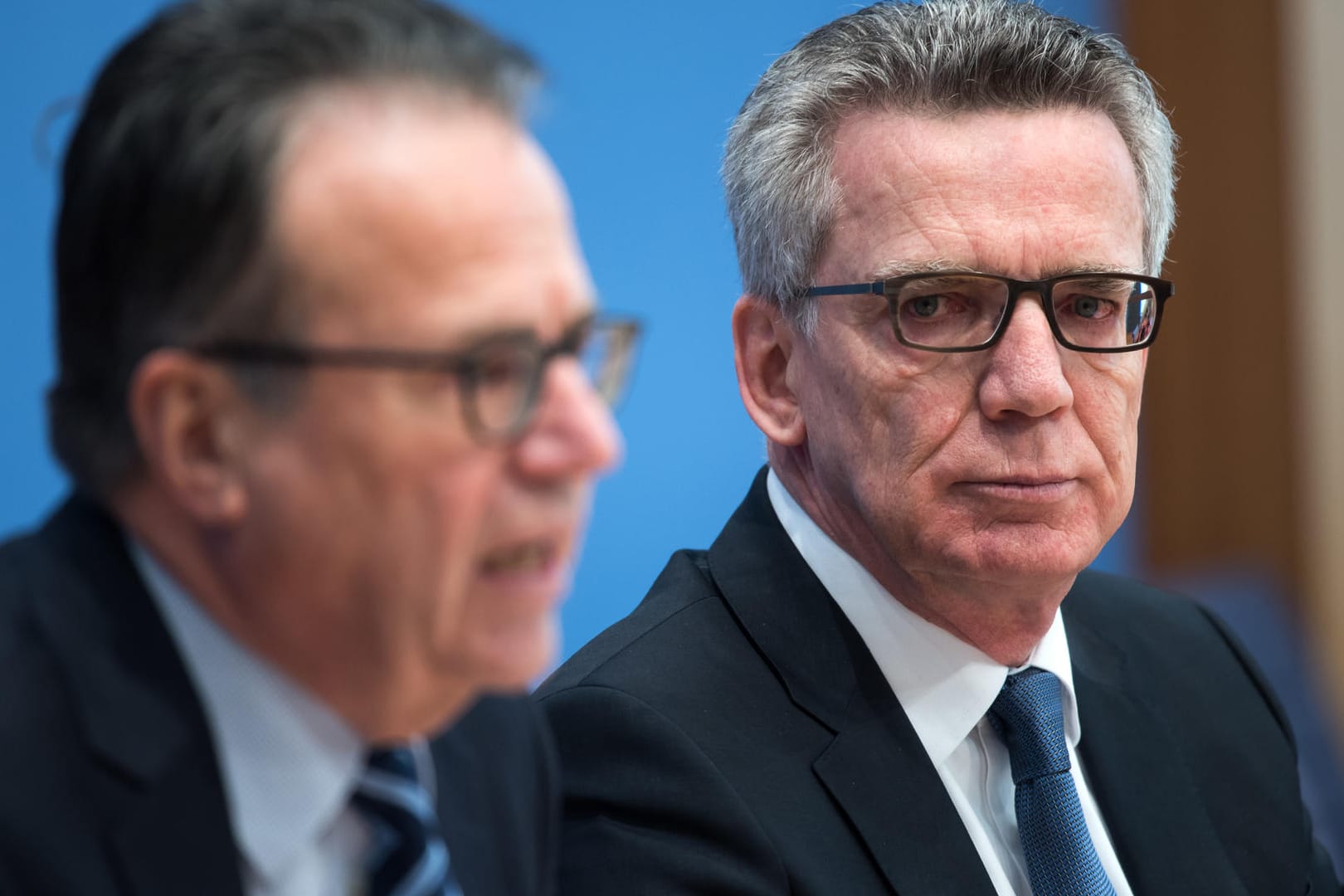 Bundesinnenminister Thomas de Maiziere (CDU, r) und Frank-Jürgen Weise, ehemaliger Leiter des Bundesamtes für Migration und Flüchtlinge (BAMF), wussten anscheinend, dass es qualitative Mängel beim BAMF gab.