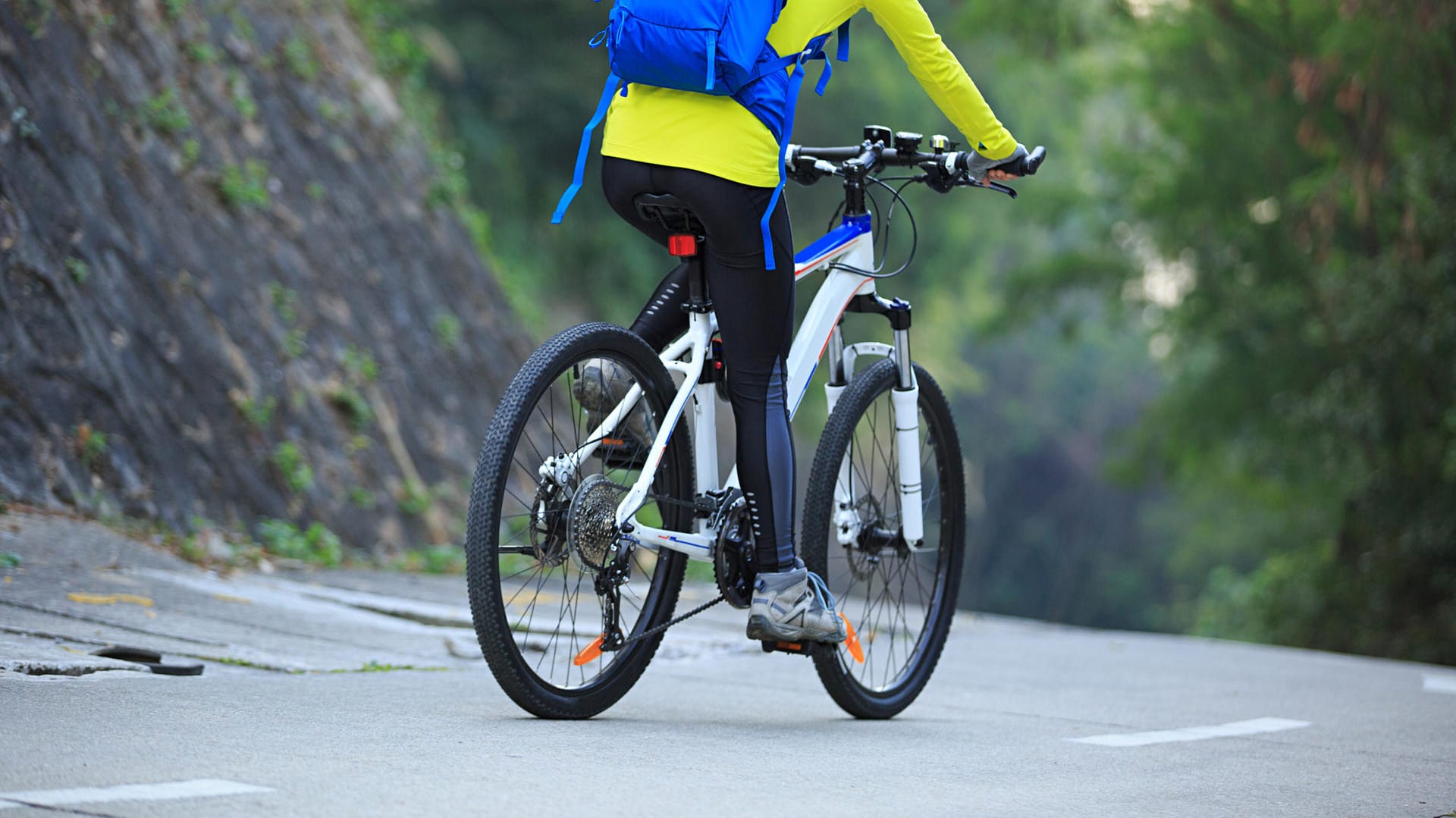 Eine Frau fährt mit dem Trekkingrad