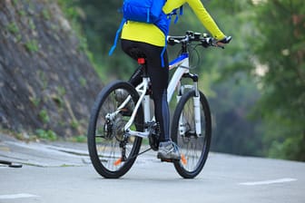 Eine Frau fährt mit dem Trekkingrad