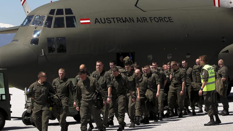 Soldaten des österreichischen Bundesheeres verlassen 2012 in Pristina ein Transportflugzeug. Besonders im Kosovo ist das österreichische Heer im Auftrag der Nato stark vertreten.