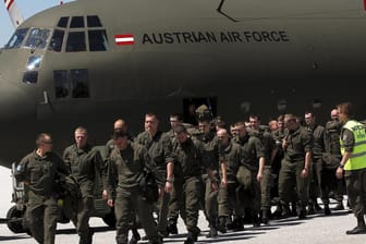 Soldaten des österreichischen Bundesheeres verlassen 2012 in Pristina ein Transportflugzeug. Besonders im Kosovo ist das österreichische Heer im Auftrag der Nato stark vertreten.
