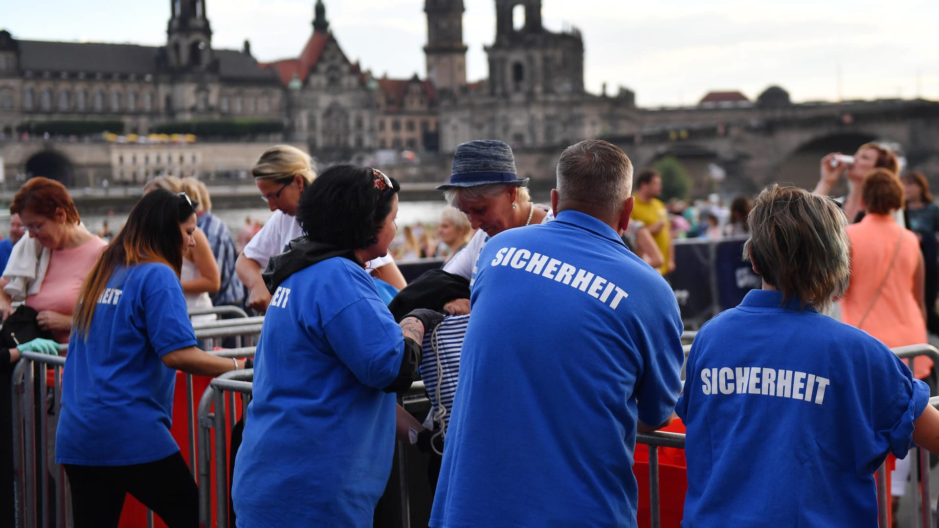 Nach den Ereignissen in Manchester, denken die Veranstalter darüber nach, Tickets nur noch personalisiert zu verkaufen. Nach den Ereignissen in Manchester, denken die Veranstalter darüber nach, Tickets nur noch personalisiert zu verkaufen.