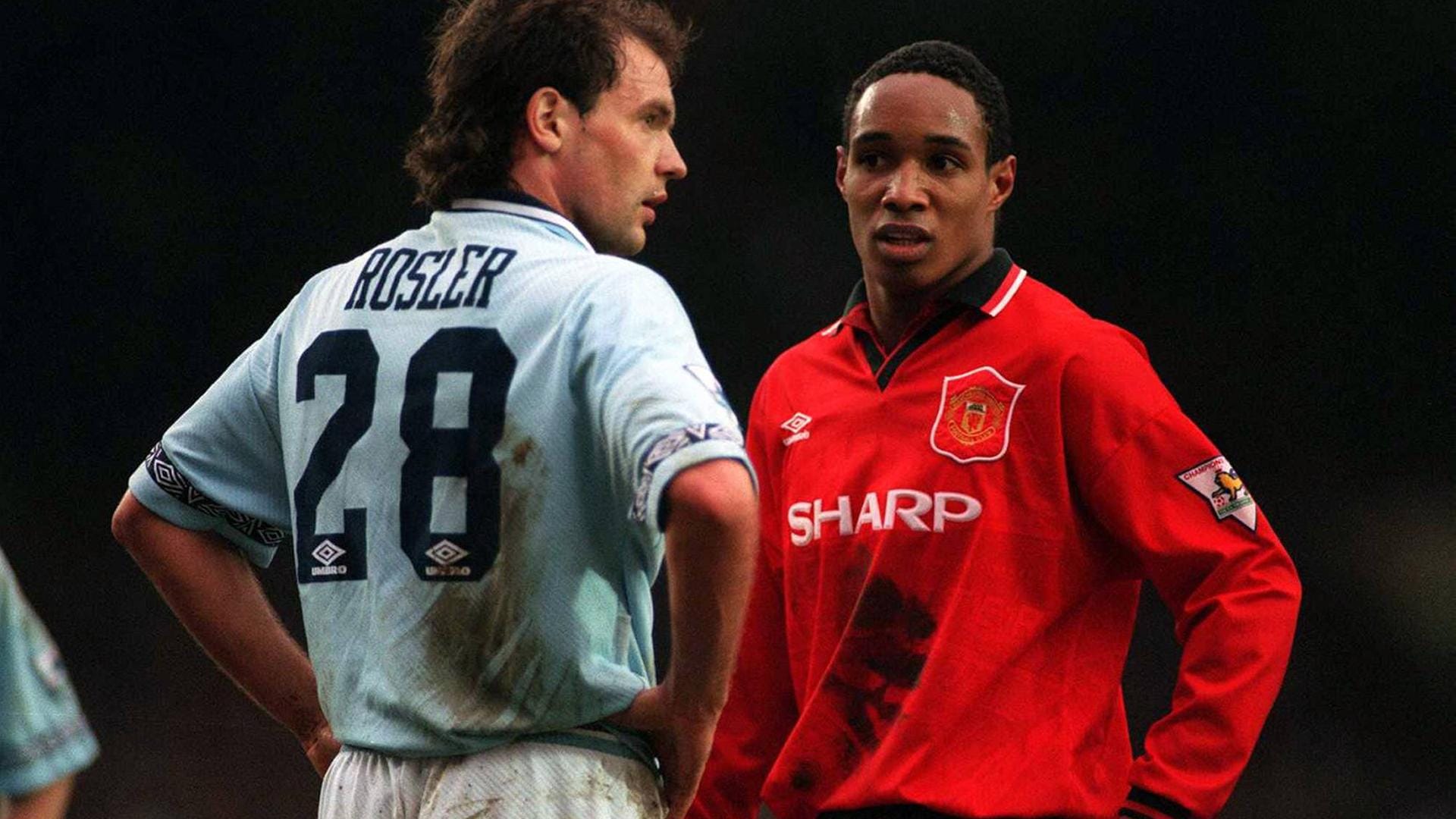 Uwe Rösler 1995 im Trikot von Manchester City, hier im Derby gegen Manchester United mit deren Topstar Paul Ince.
