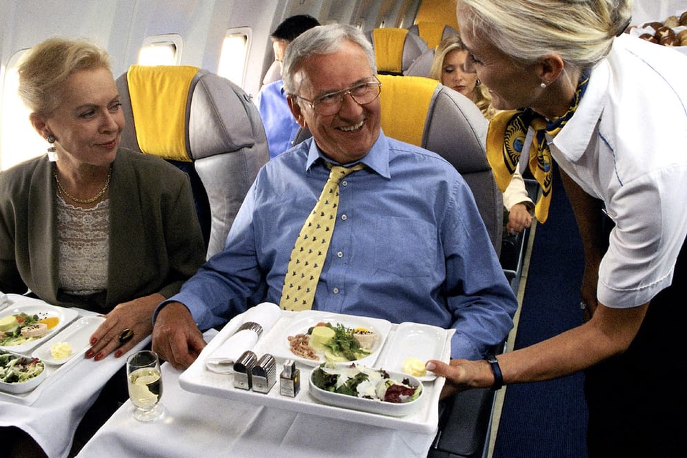 Kulinarischer Hochgenuss oder aufgewärmte Kost? Je nach Airline sind die Unterschiede, wie das Essen zubereitet wird, groß.