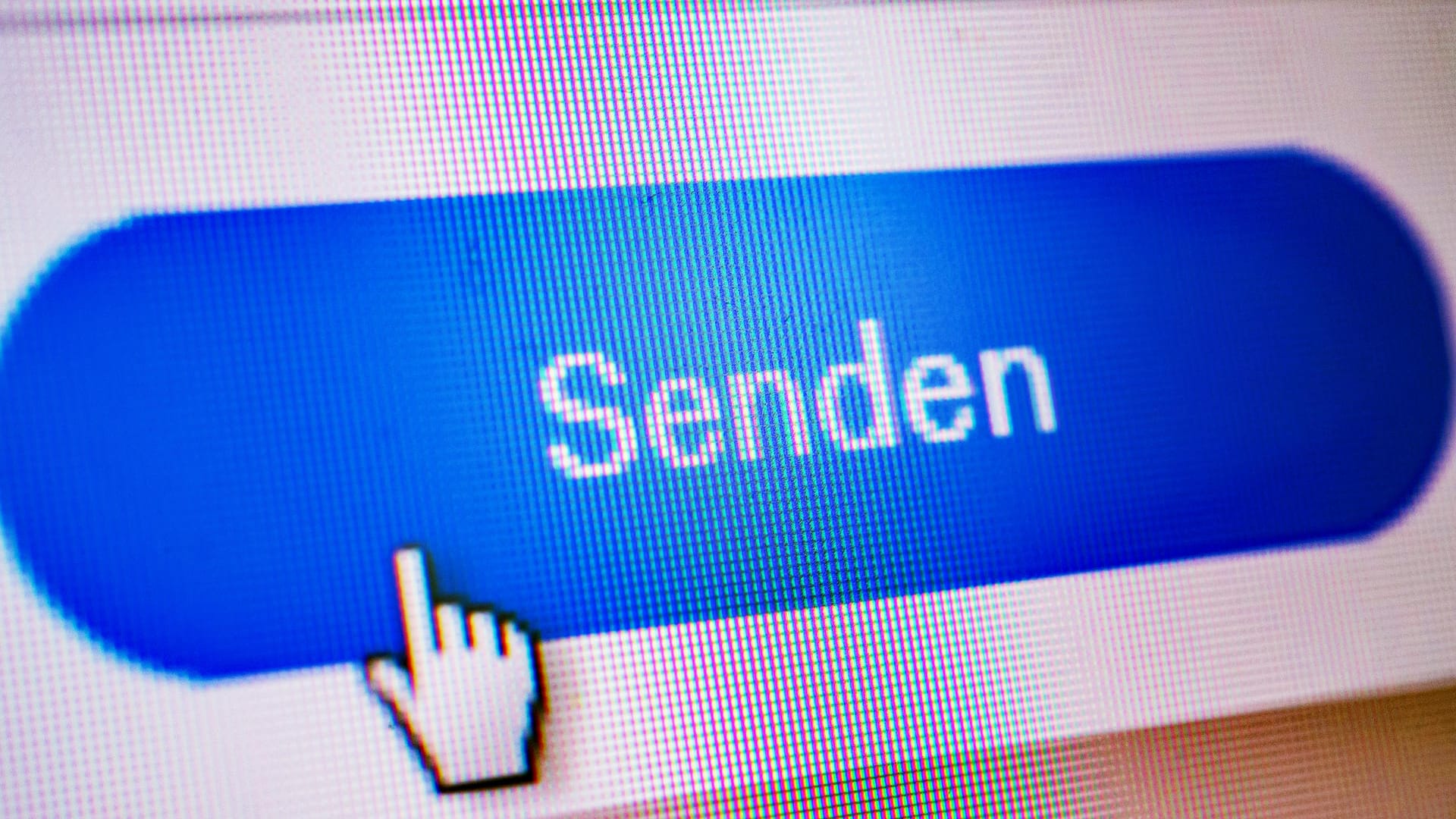Ein Maus-Cursor deutet auf den Sende-Button einer Webseite