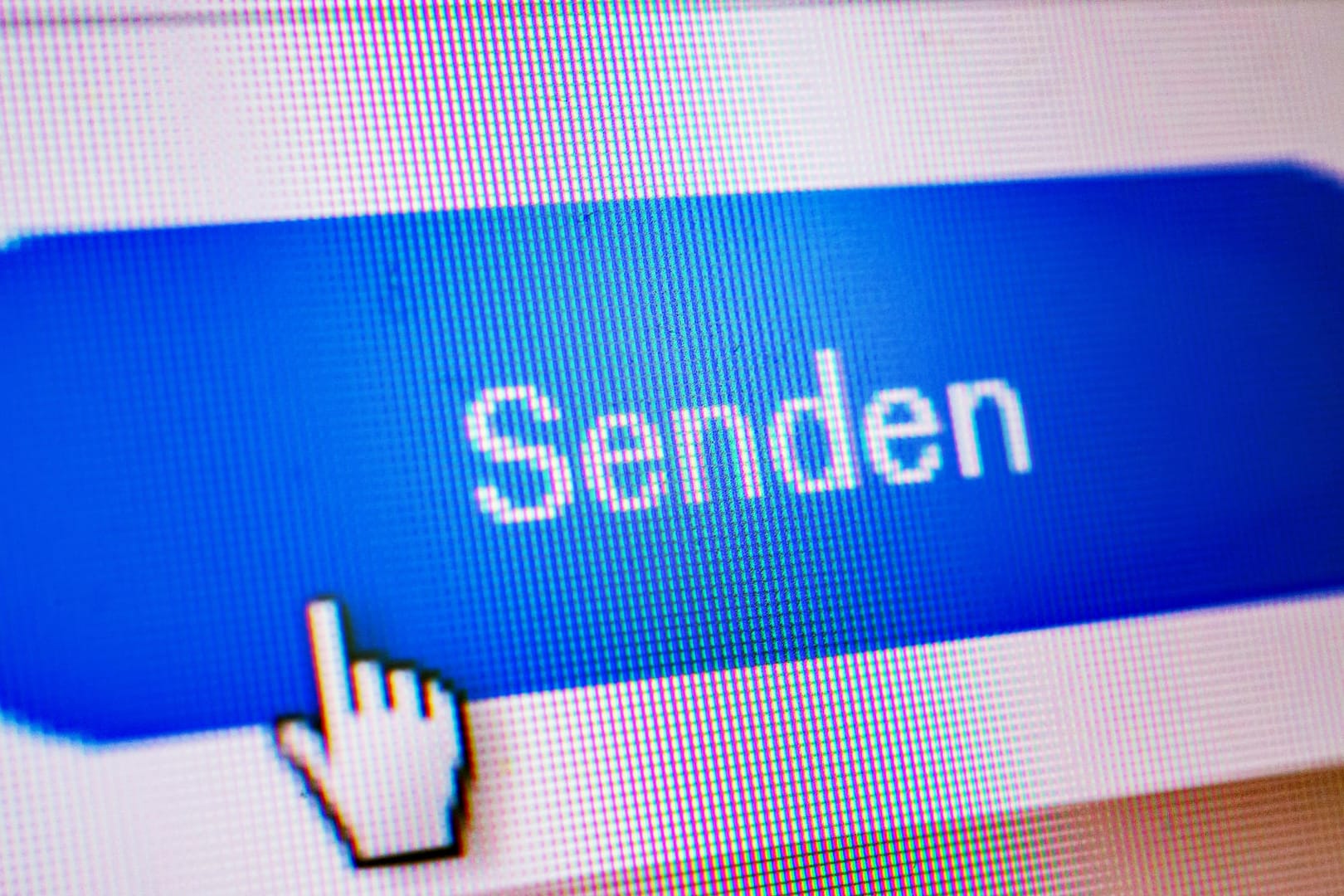 Ein Maus-Cursor deutet auf den Sende-Button einer Webseite