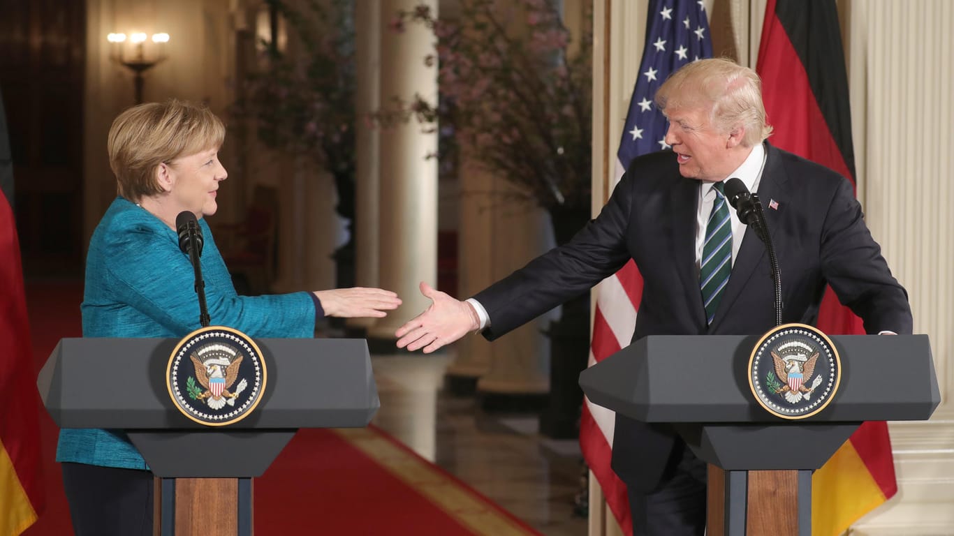 Merkel und Trump treffen zum ersten Mal am 17.03.2017 im Weißen Haus aufeinander. Die Beziehung kann als distanziert bezeichnet werden.