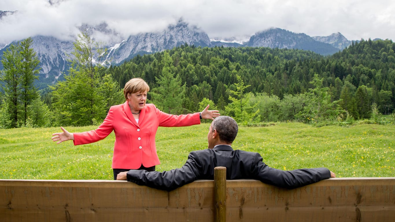 Ikonisches Bild zweier Freunde: Die Bundeskanzlerin spricht dem damaligen US-Präsidenten Barack Obama beim G7-Gipfel 2015 auf einer Wiese bei Schloss Elmau.