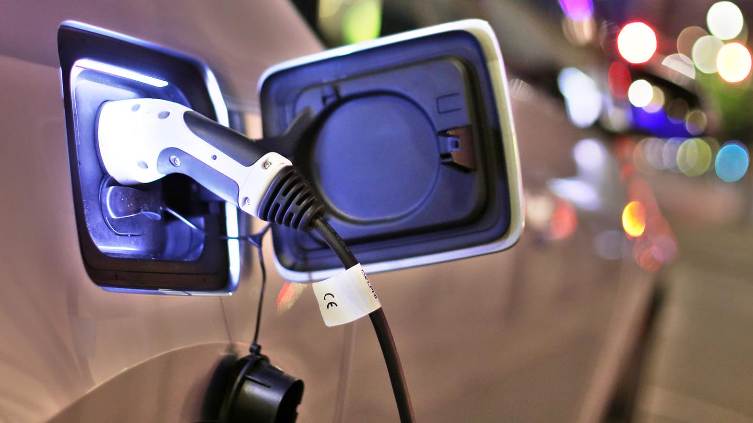 VDA: Deutsche Autoindustrie will bis 2020 rund 40 Milliarden Euro in die E-Mobilität investieren. VDA: Deutsche Autoindustrie will bis 2020 rund 40 Milliarden Euro in die E-Mobilität investieren.