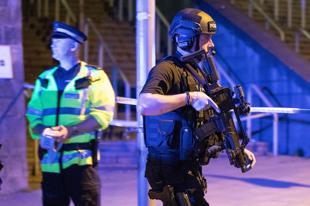 Nach dem Anschlag in Manchester sichern britische Spezialkräfte den Tatort ab.