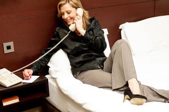 Oft reicht ein komfortables Bett und ein guter Zimmerservice, um sich in Hotelzimmern wohl zu fühlen.