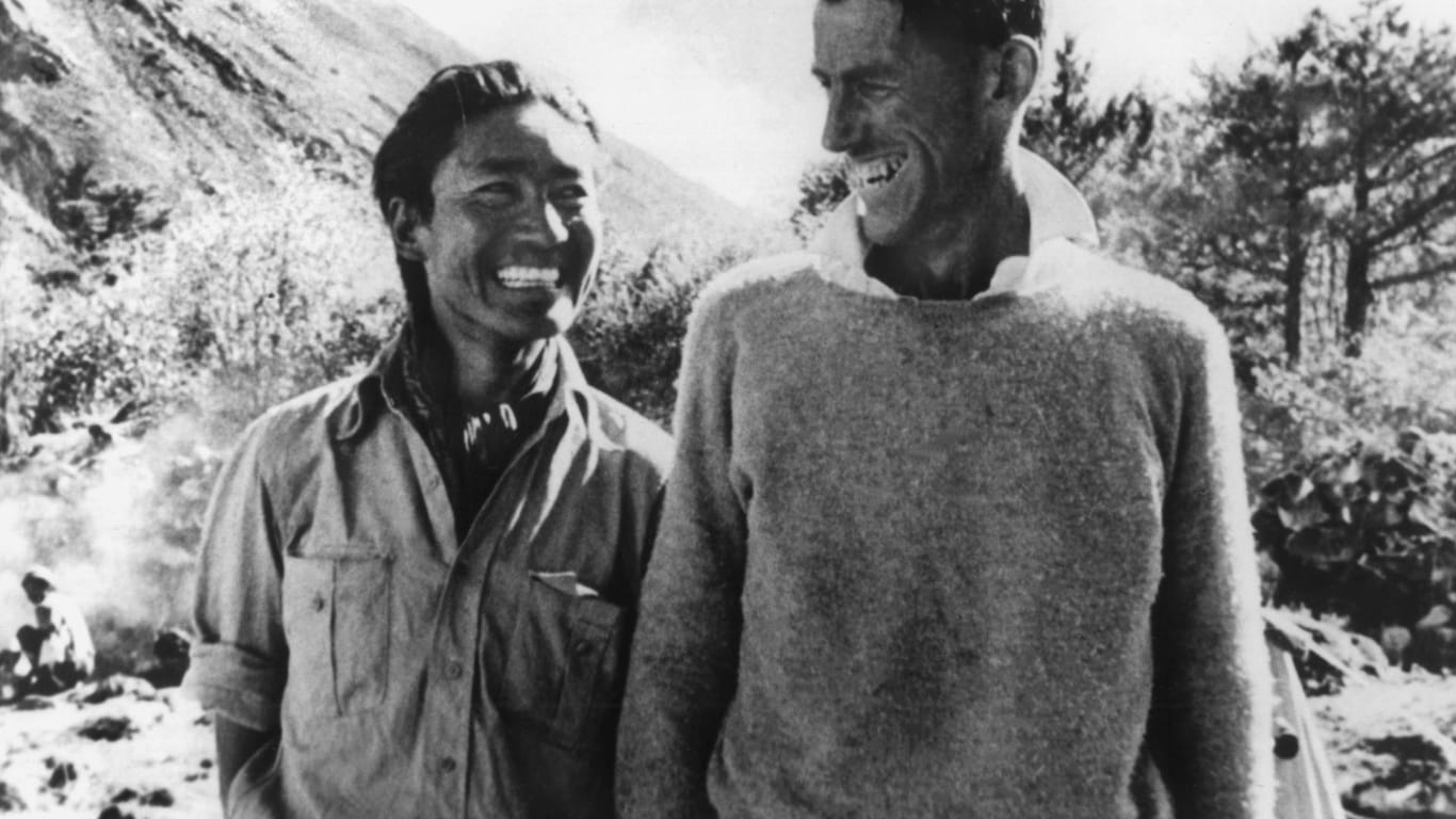 Der neuseeländische Bergsteiger Edmund Hillary (r) mit dem Sherpa Tensing Norgay (auch "Tiger des Schnees" genannt), der ihn bei der Erstbesteigung des Mount Everest 1953 begleitete.