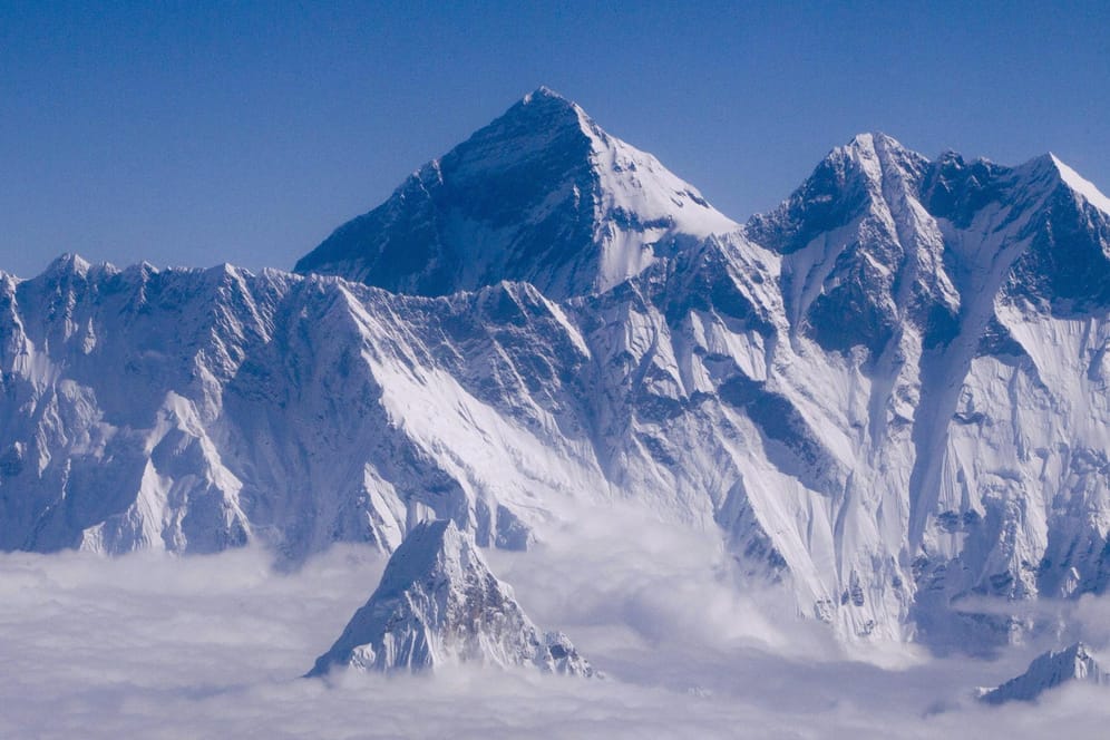 Der Mount Everest ist seit 1856 nach dem britischen Landvermesser George Everest benannt und gehört zu den 14 Achttausendern der Welt.