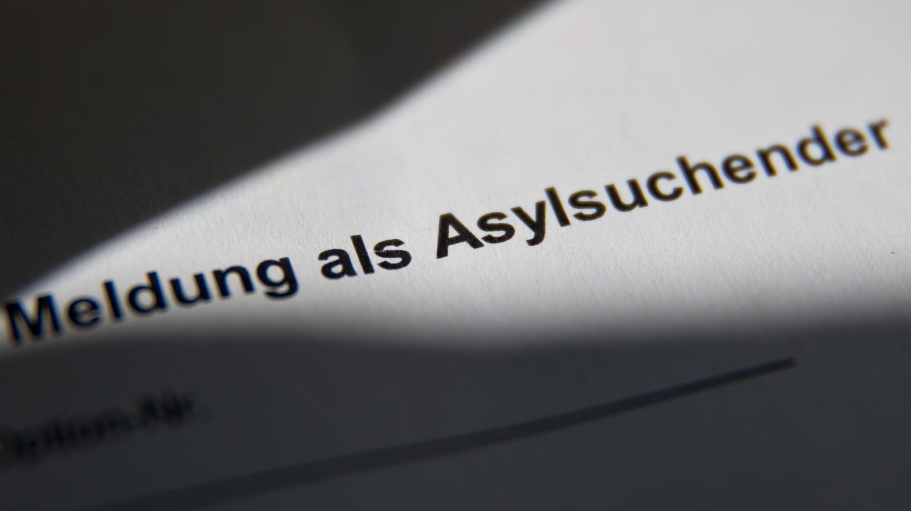 Auf Grund einer womöglich "unmenschlichen oder erniedrigenden Behandlung" ist die Abschiebung eines Syrers gestoppt worden. (Symbolbild)