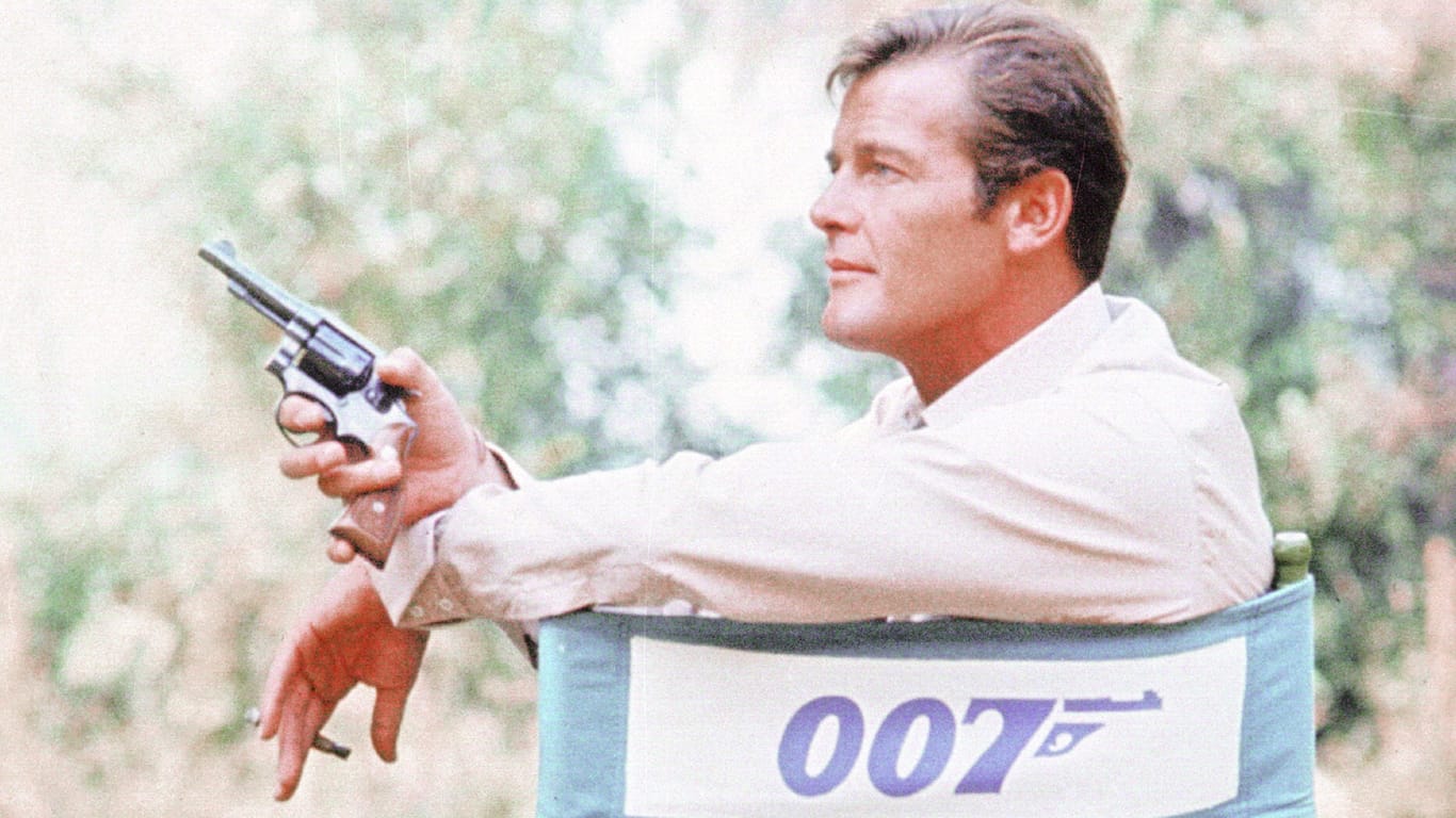 Roger Moore 1973 am Set von "James Bond 007 – Leben und sterben lassen".