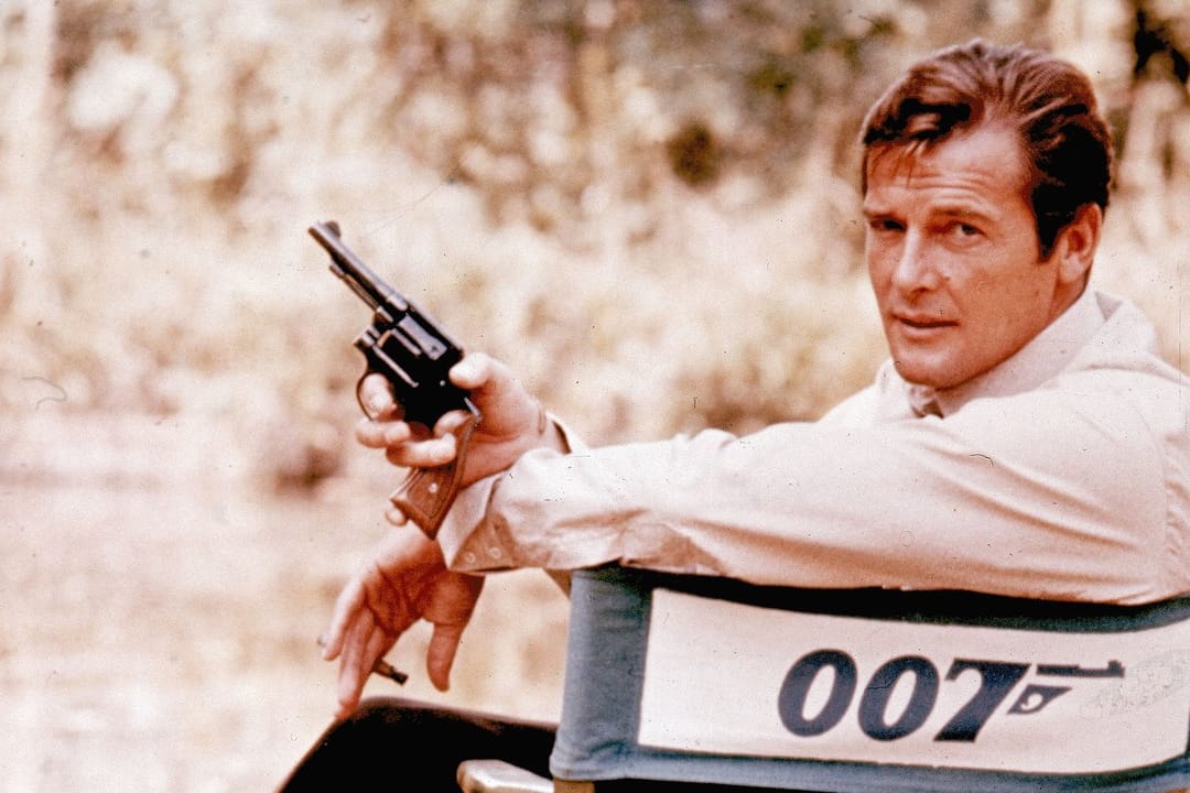 Roger Moore 1972 bei Dreharbeiten zum Film "James Bond 007 – Leben und sterben lassen".