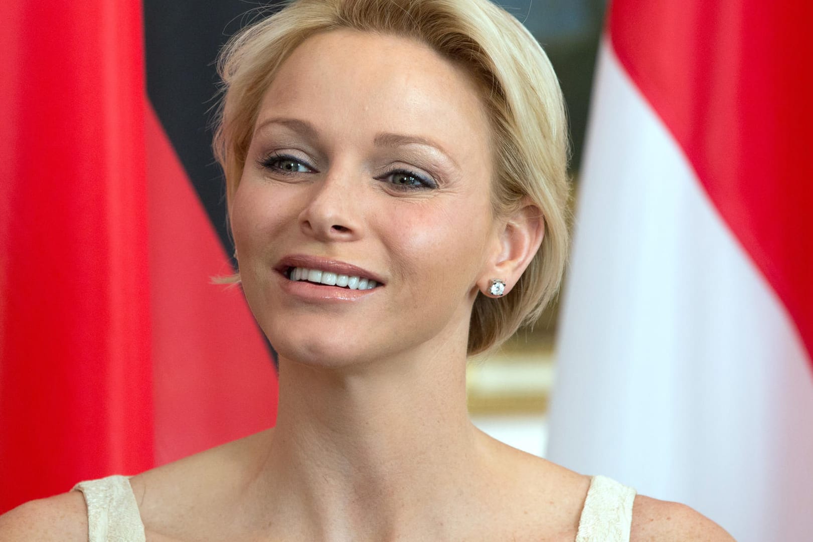 Fürstin Charlène von Monaco hätte man ein so gelöstes Bild gar nicht zugetraut.